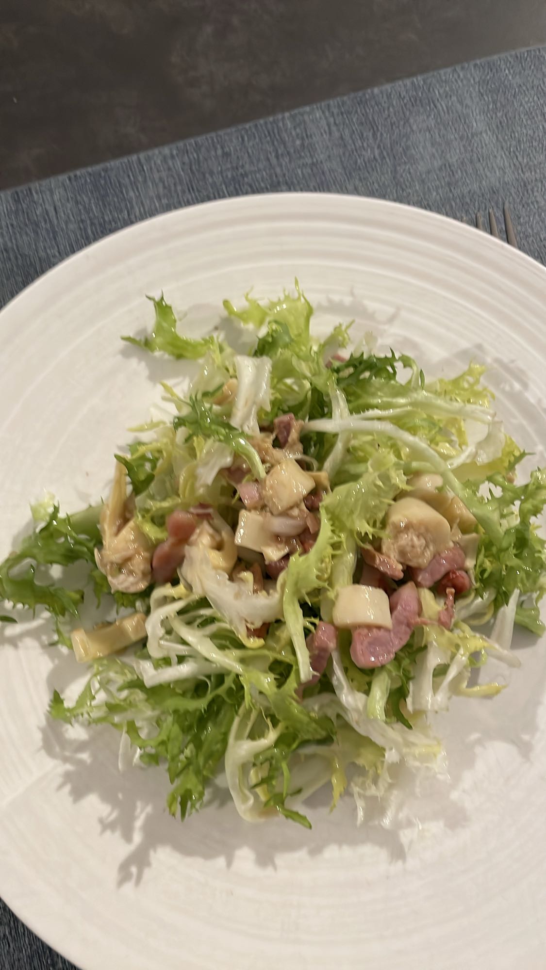 Salade frisée aux lardons
