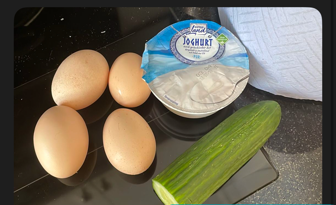 Eier mit Joghurt und Gurke