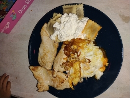 Pollo con ravioles y huevo