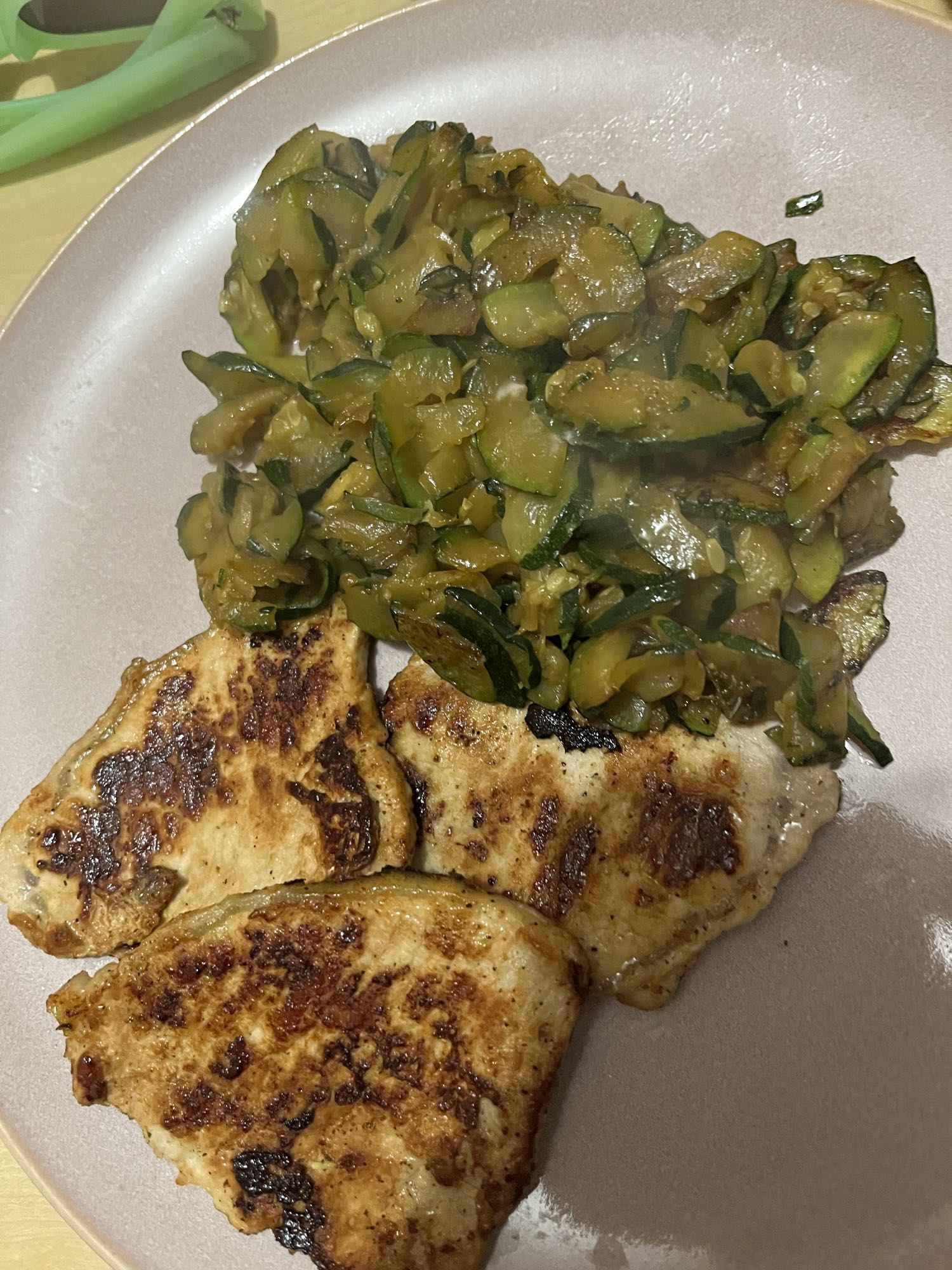 Poulet grillé et courgettes