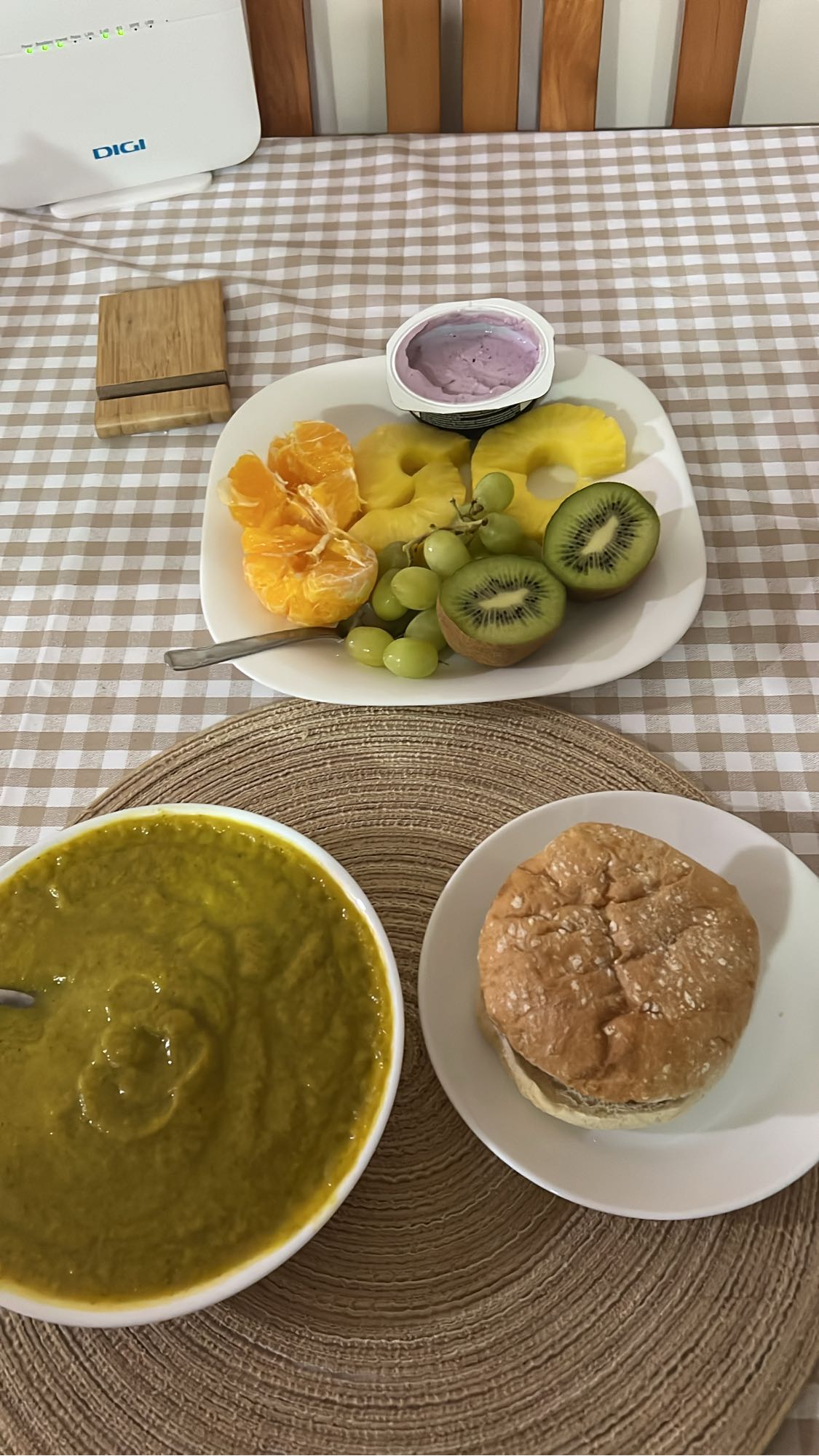 Sopa y frutas variadas