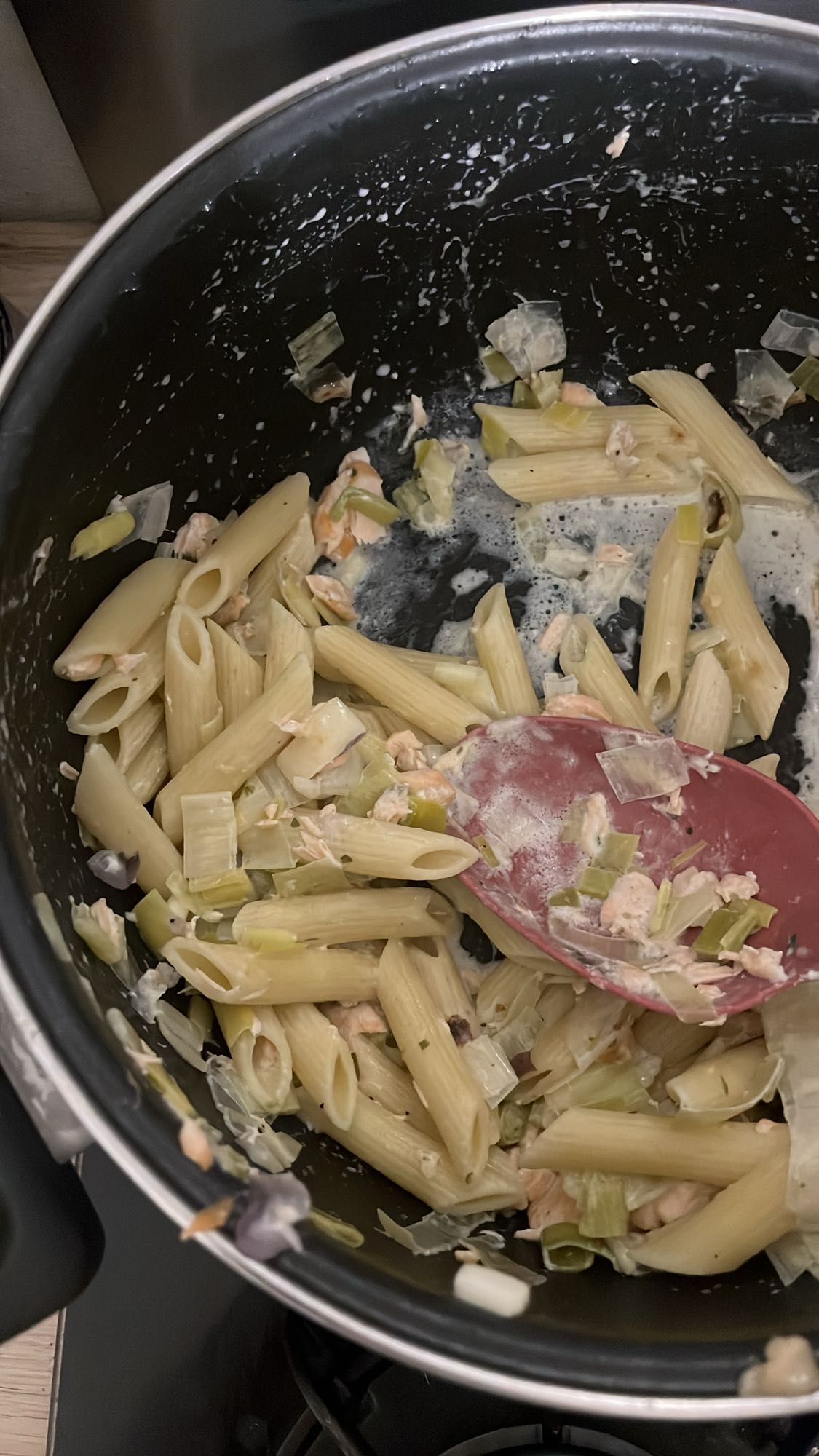 Pâtes au saumon et poireaux