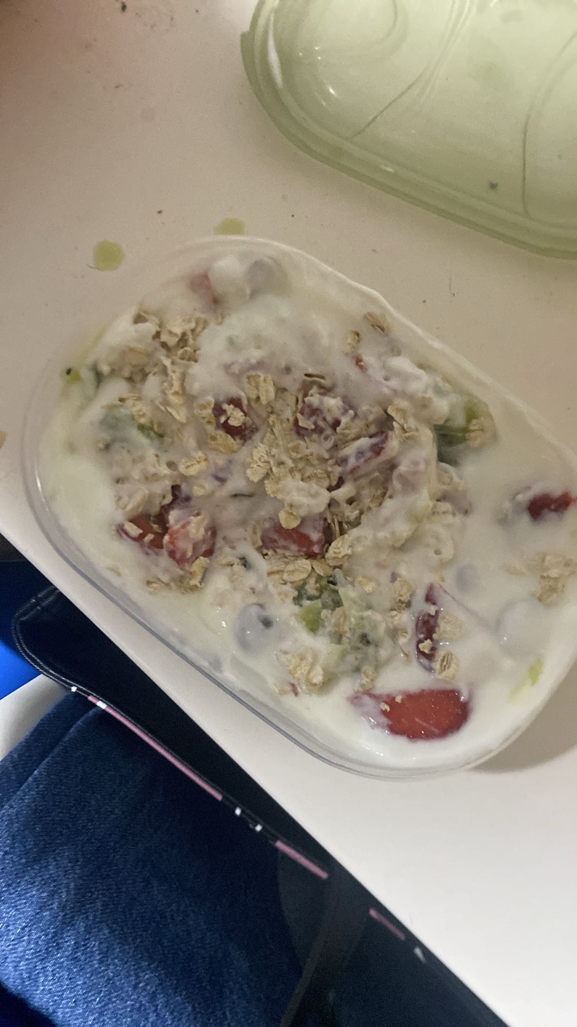 Yogur con frutas y avena