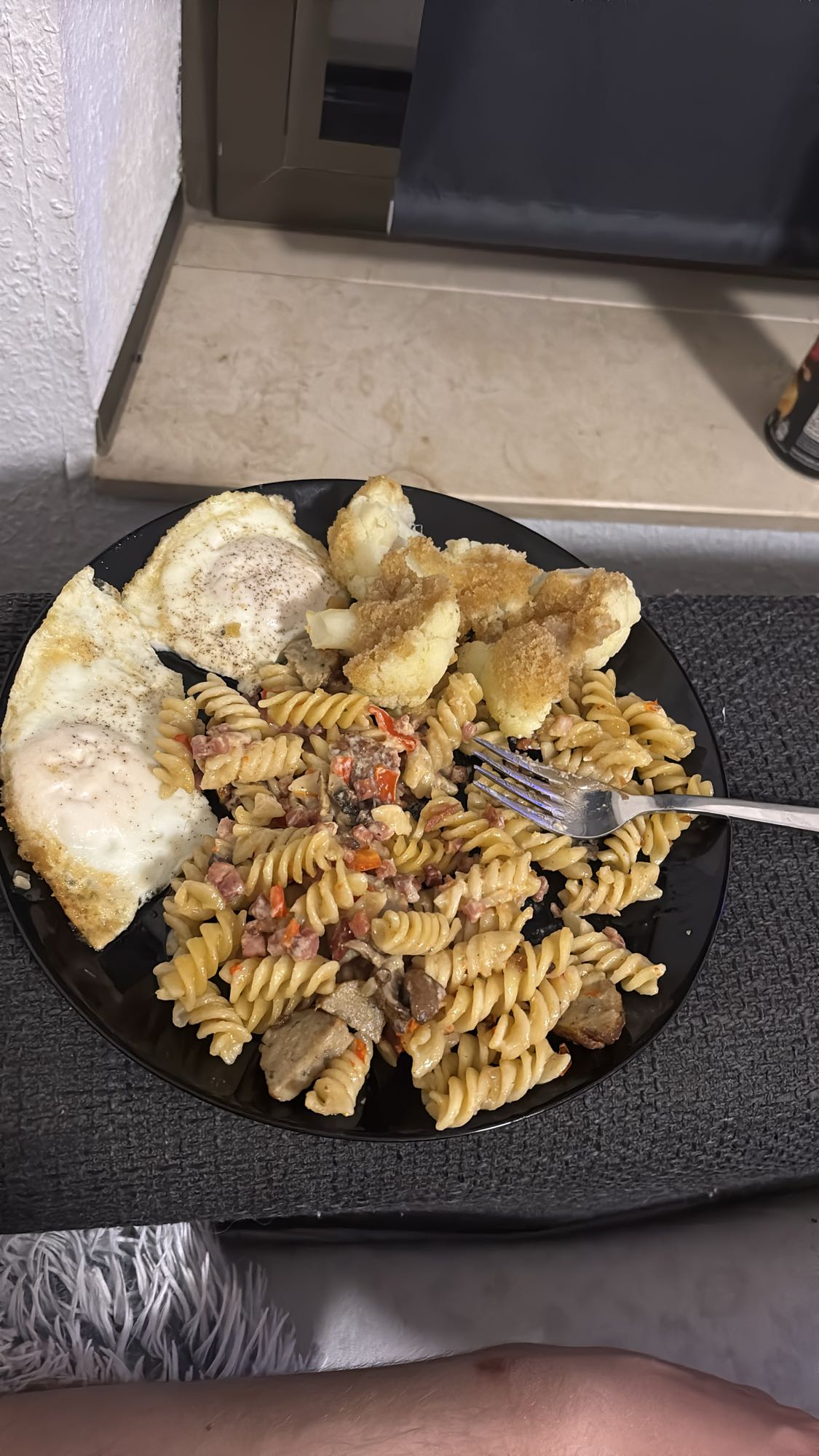 Makaron z jajkiem i kalafiorem