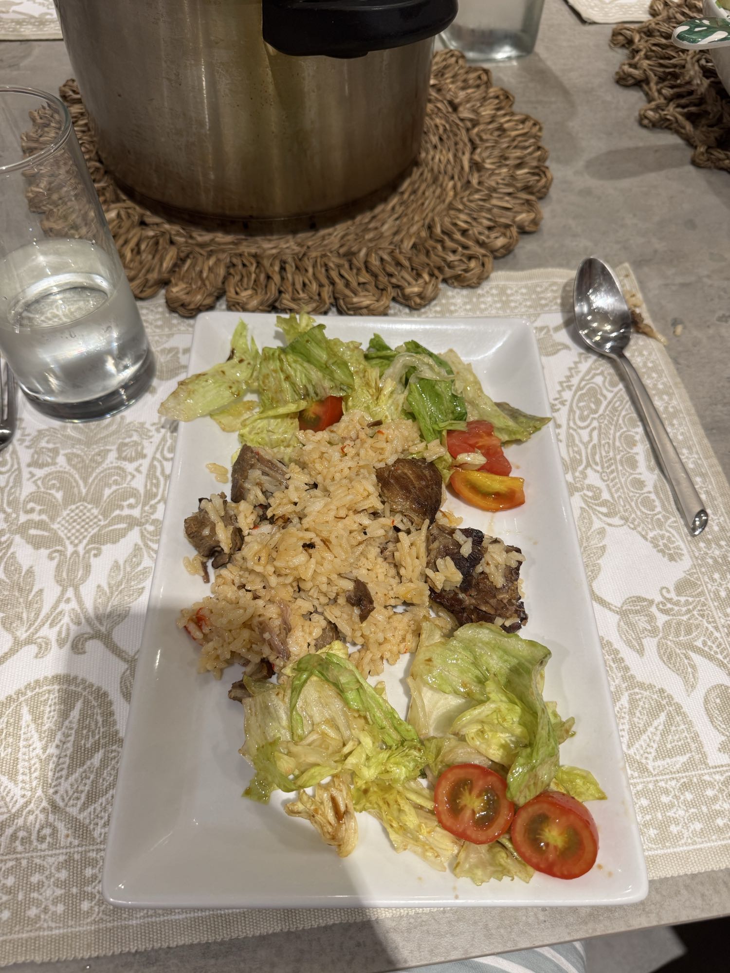 Arroz con carne y ensalada