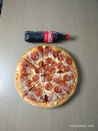 Pizza de pepperoni y refresco