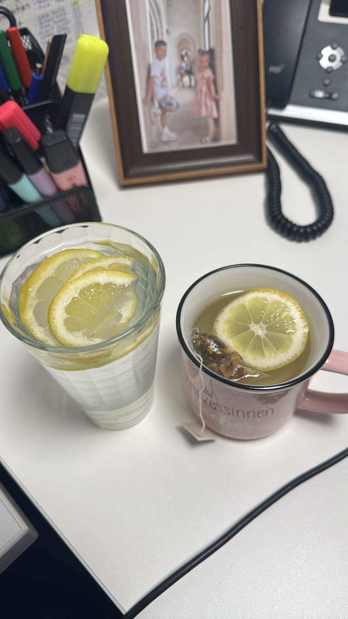 Zitronenwasser und Tee