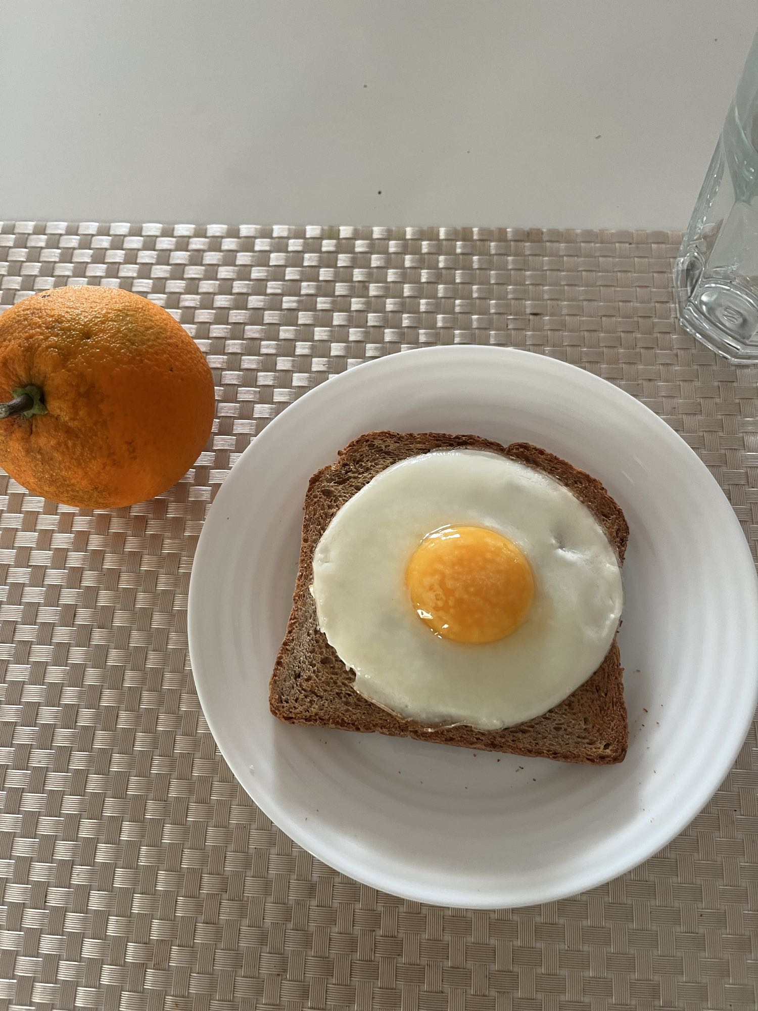 Toast à l'œuf et orange