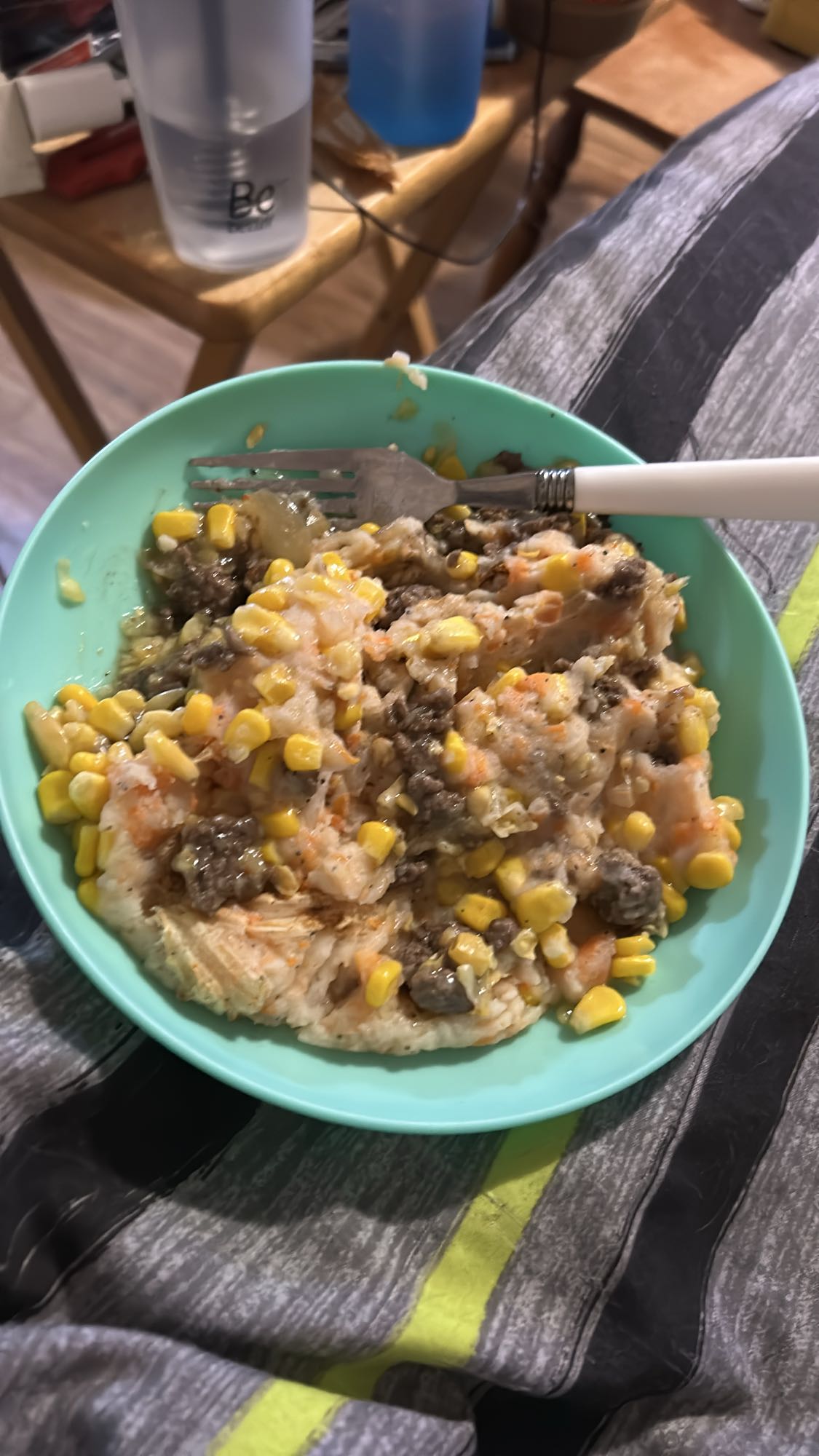 Purée avec viande et maïs