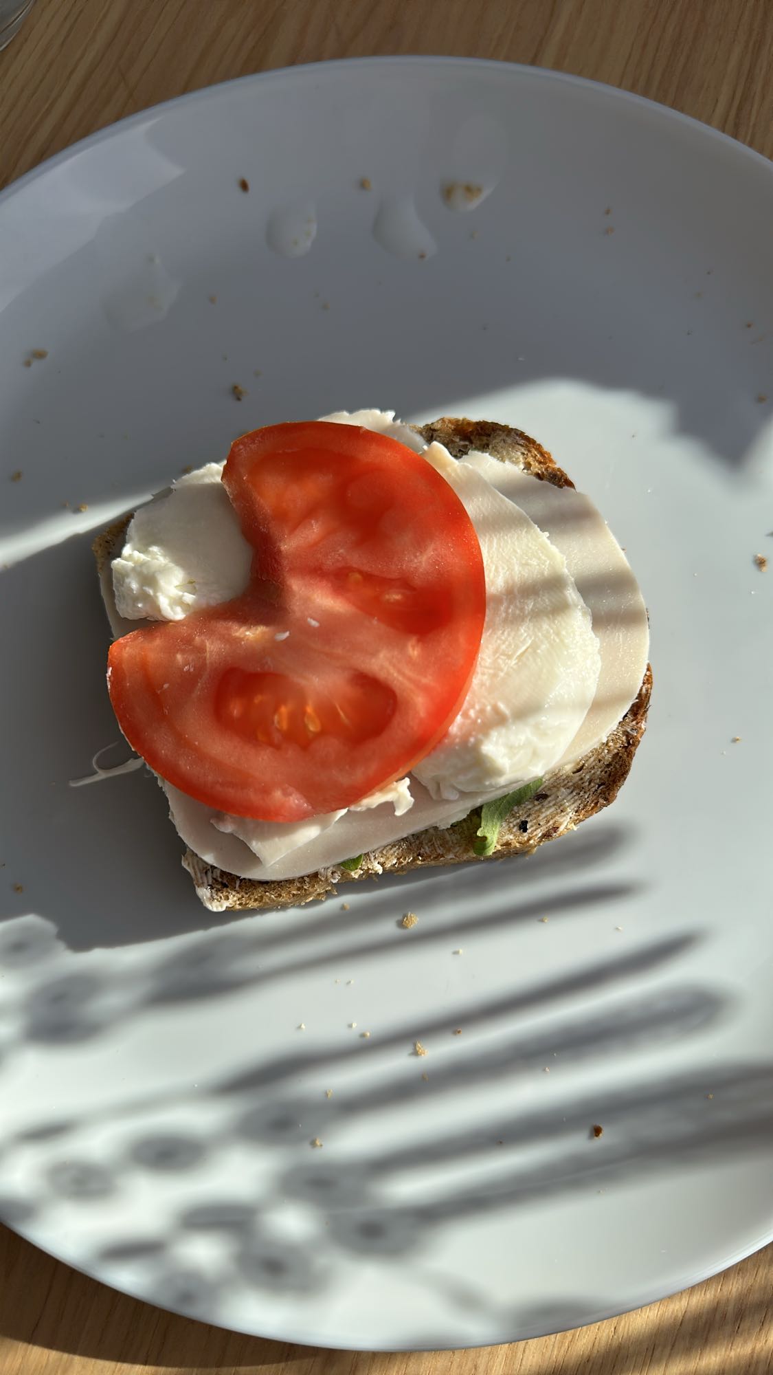 Kanapka z serem i pomidorem