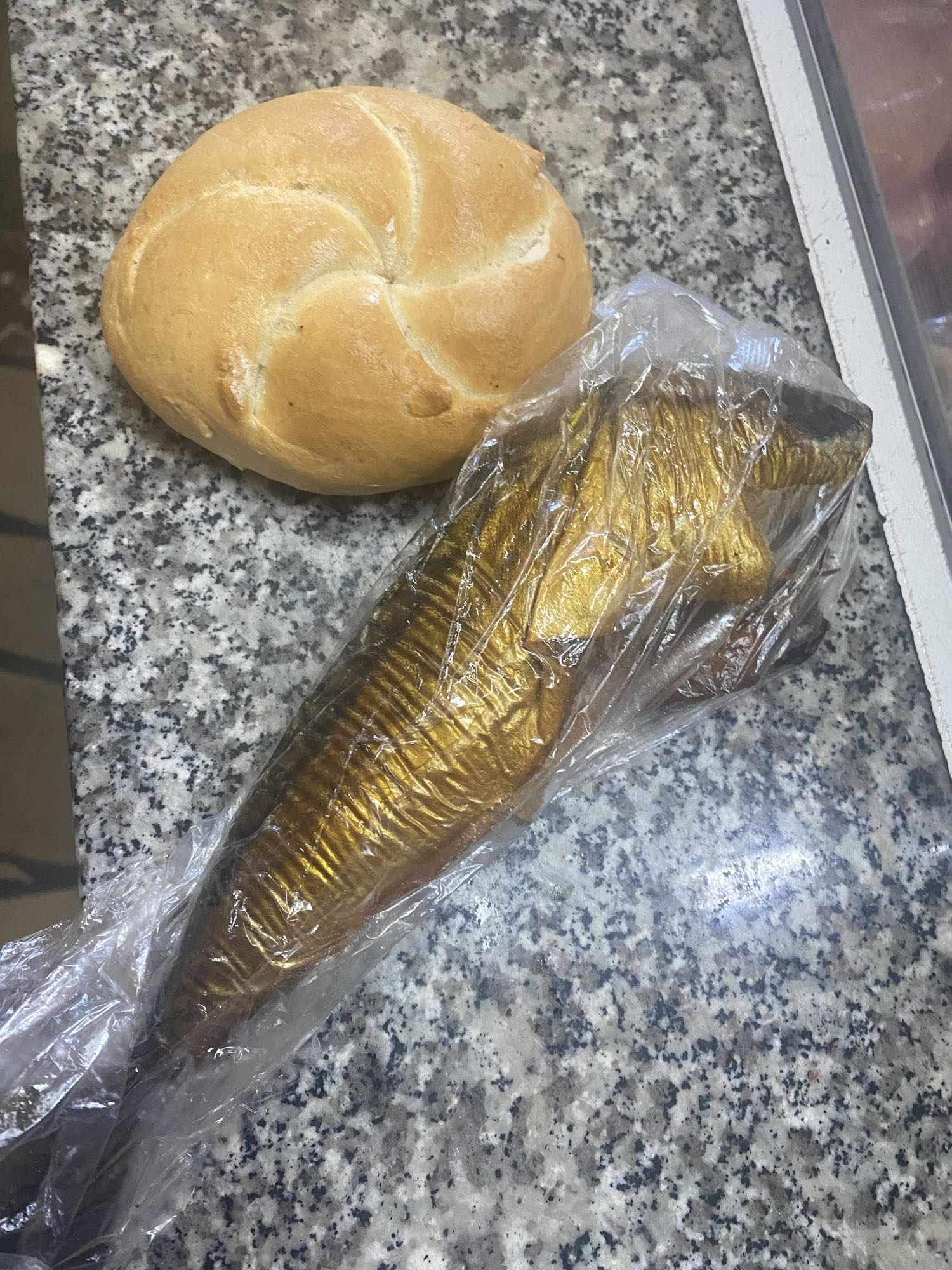 Bułka z wędzoną rybą