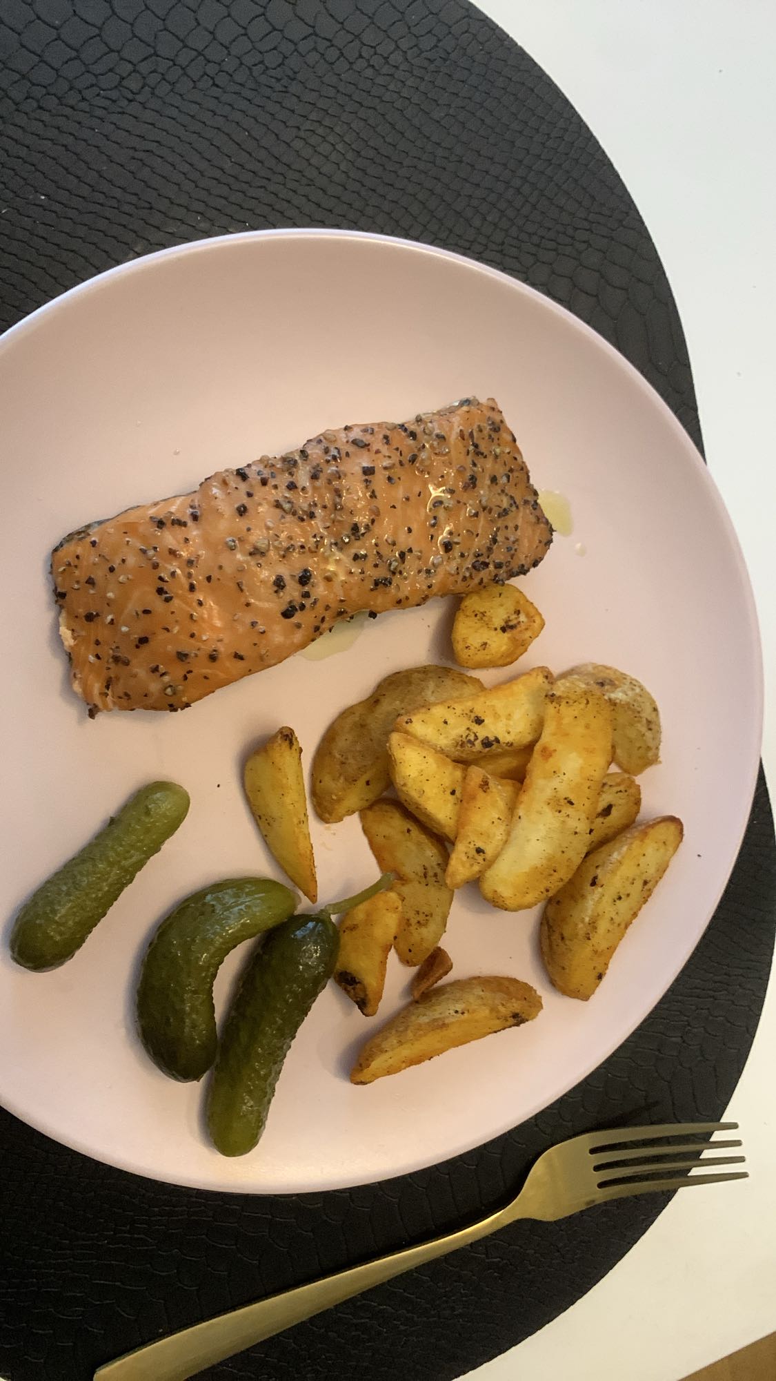 Łosoś z ziemniakami