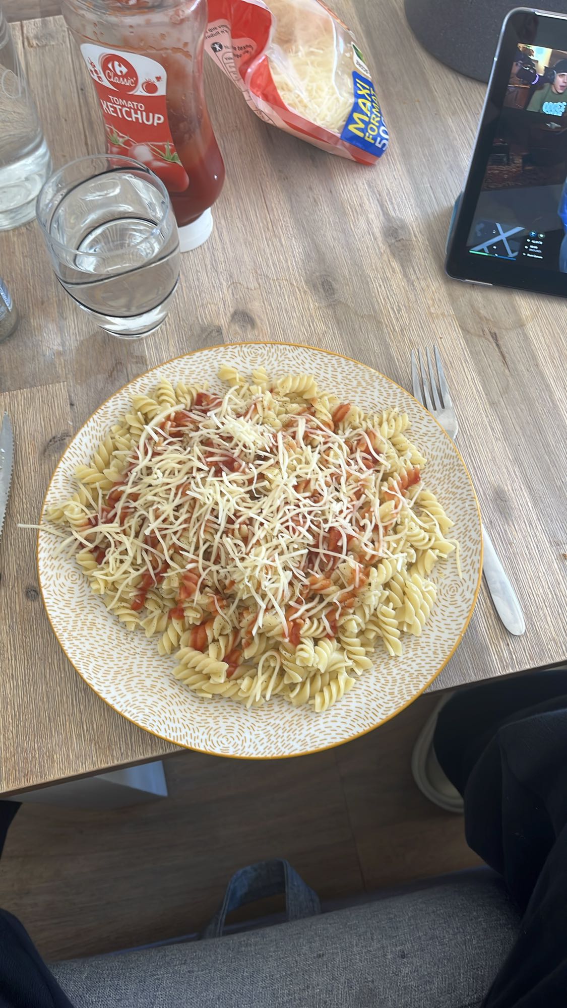 Pâtes au fromage et ketchup