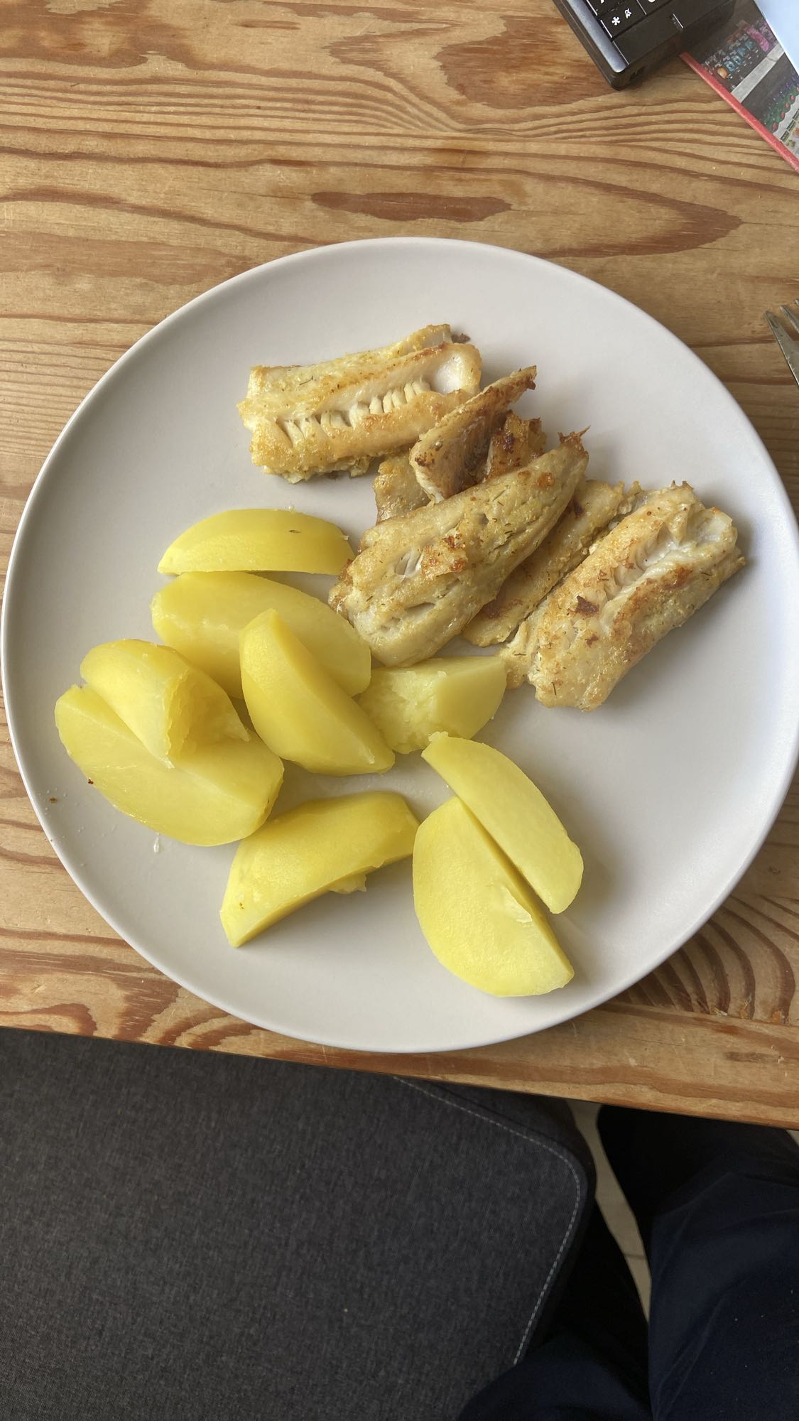 Gebratener Fisch mit Kartoffeln