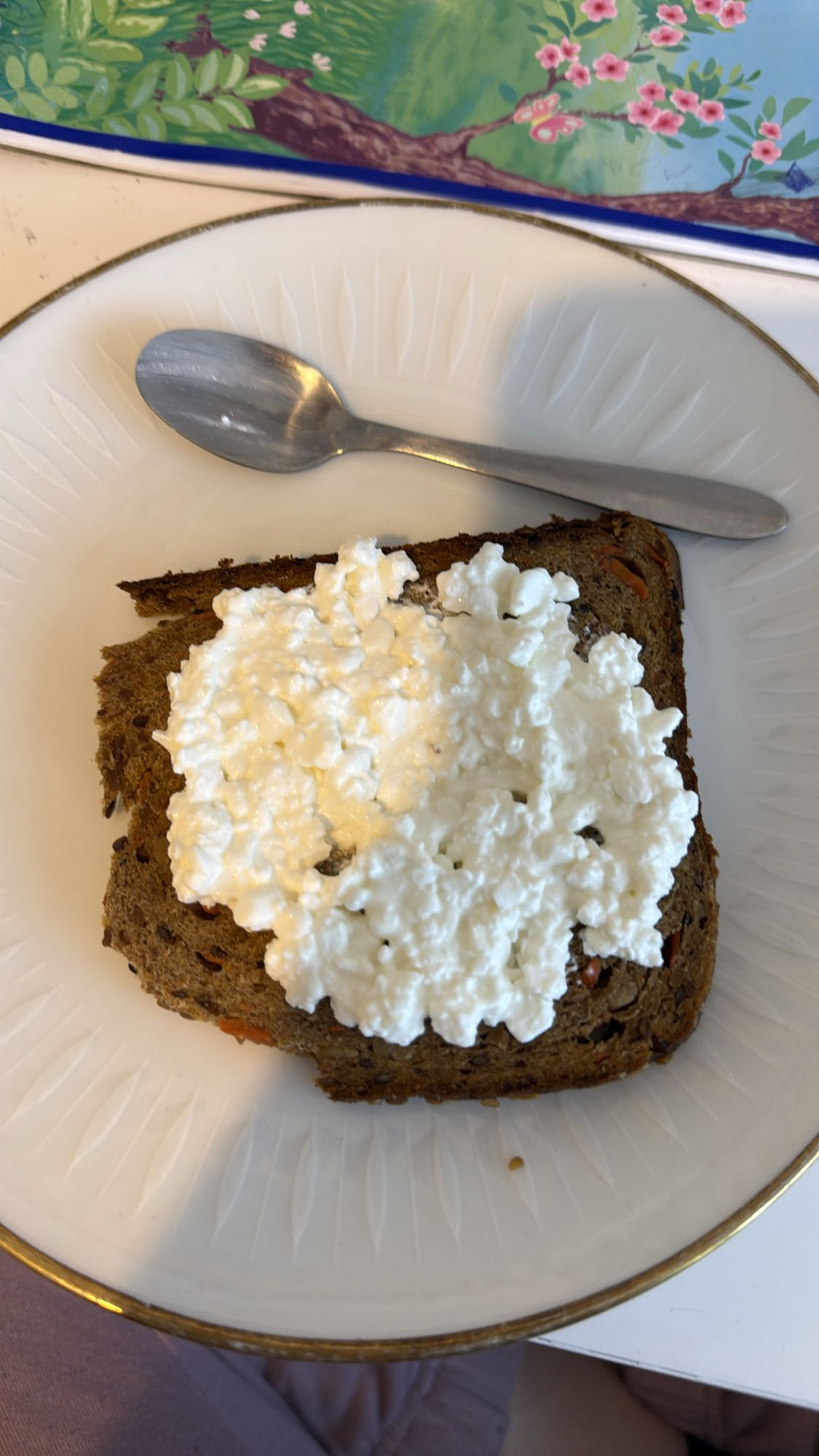 Brot mit Hüttenkäse
