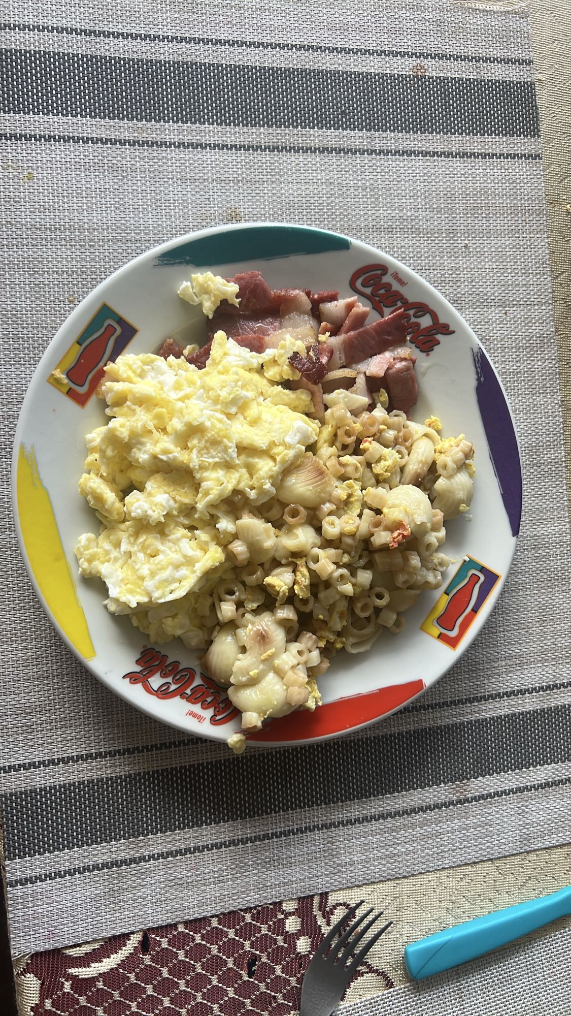Huevos con pasta y tocino