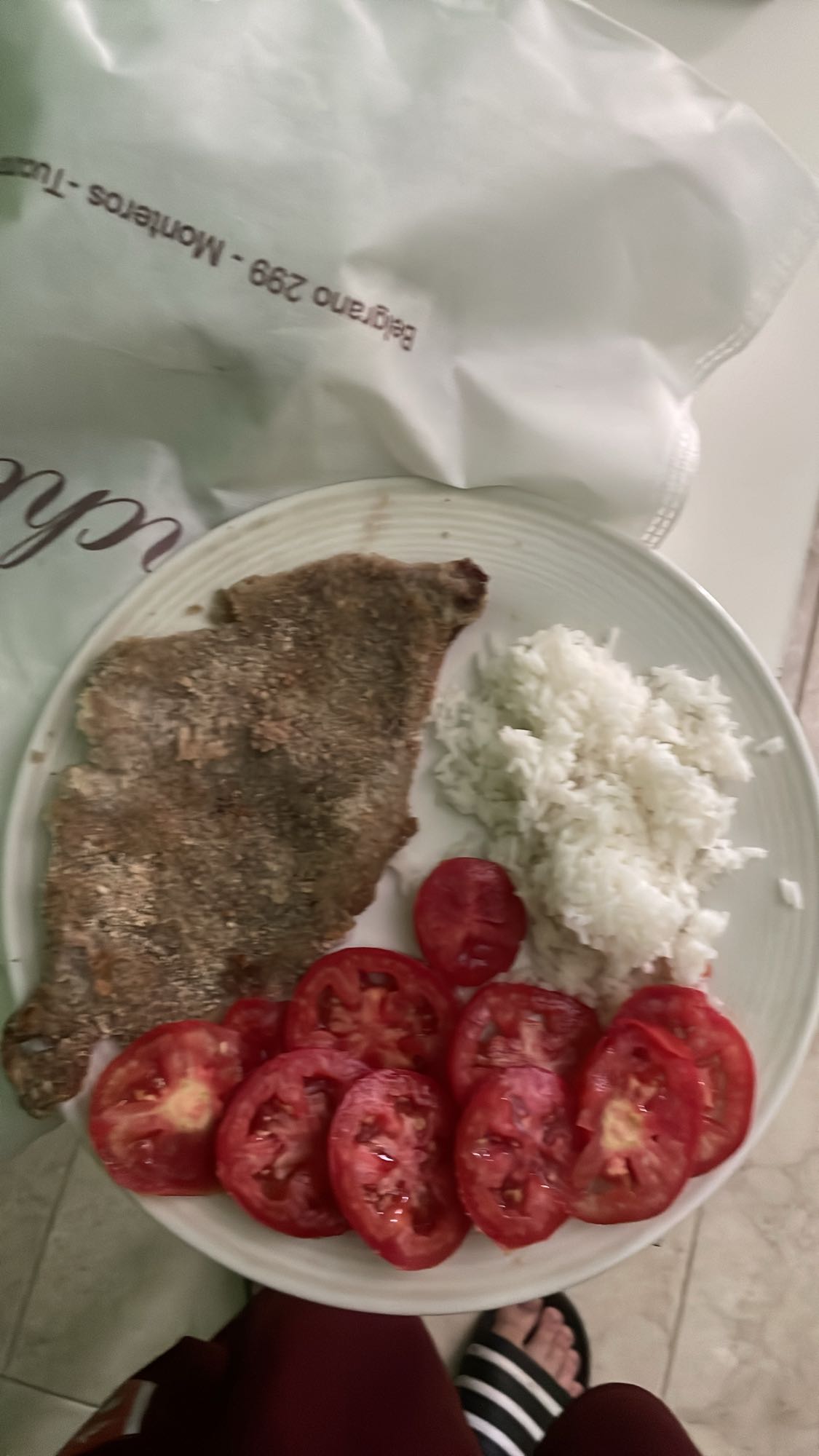 Milanesa con arroz y tomate
