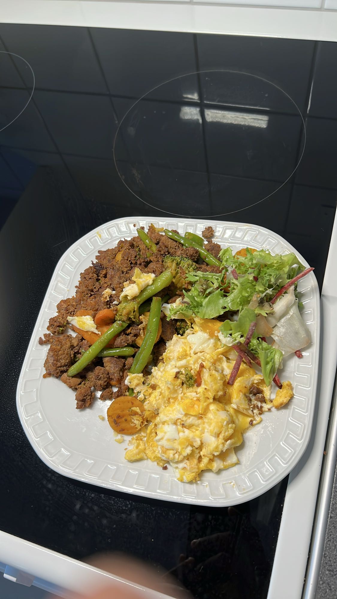 Äggröra med kött och sallad