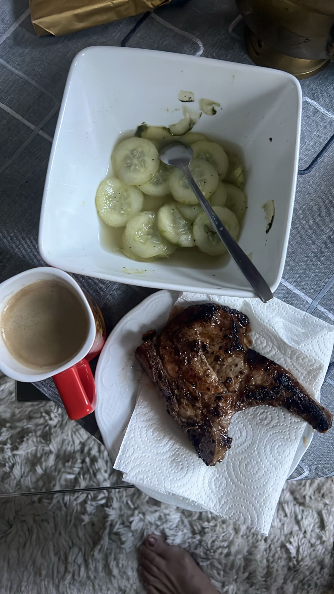 Steak mit Gurkensalat