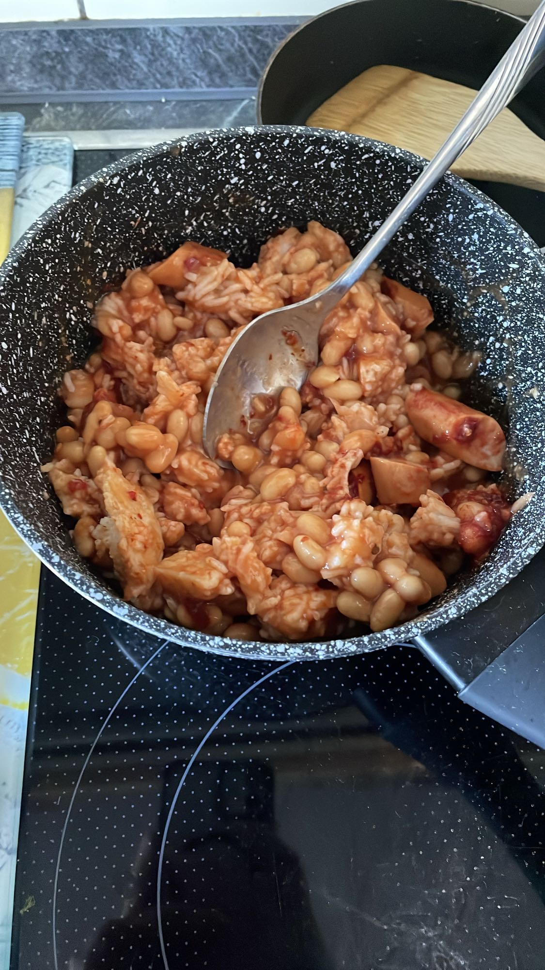 Bohnen mit Reis und Wurst