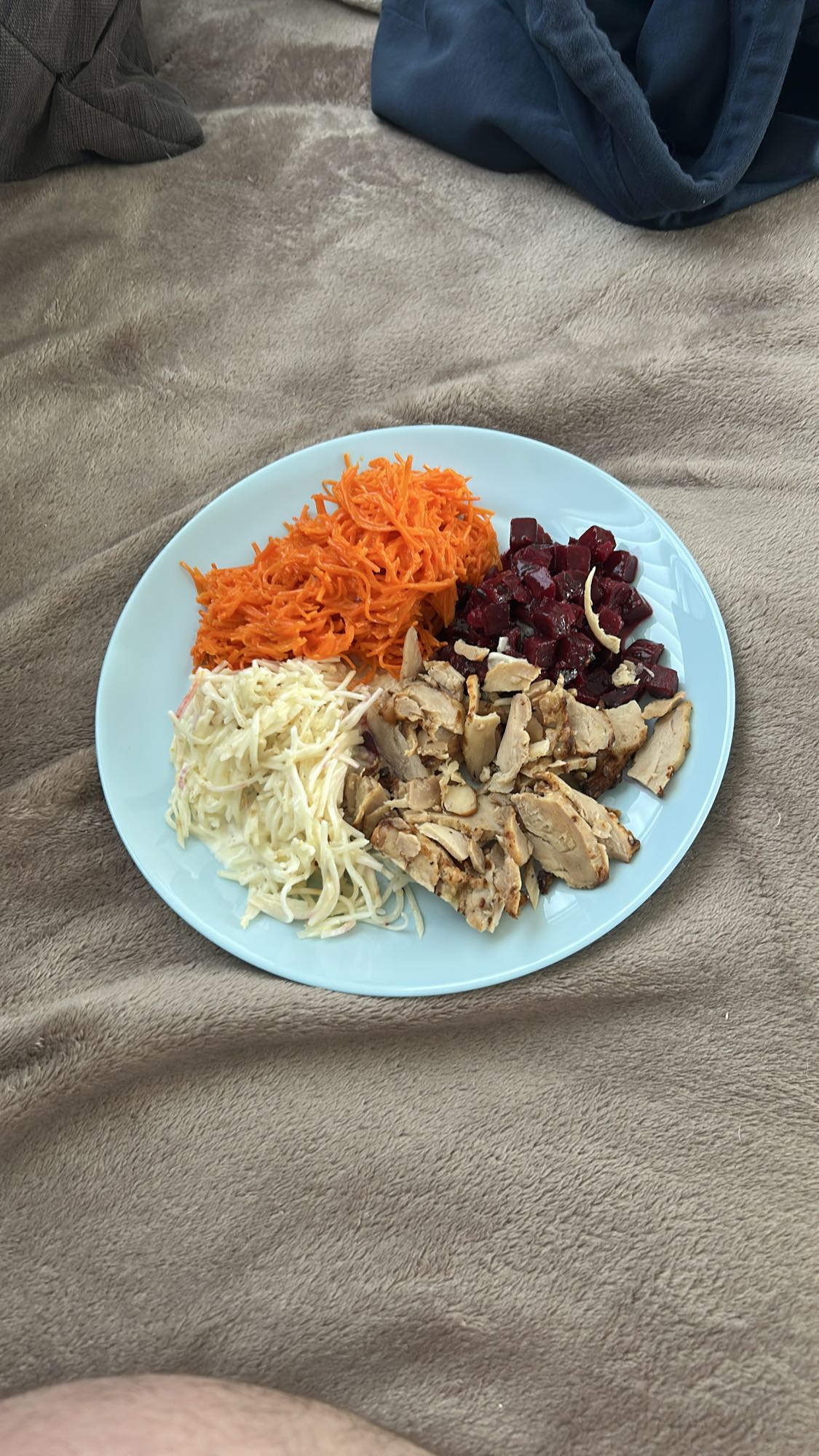 Assiette de salade et poulet