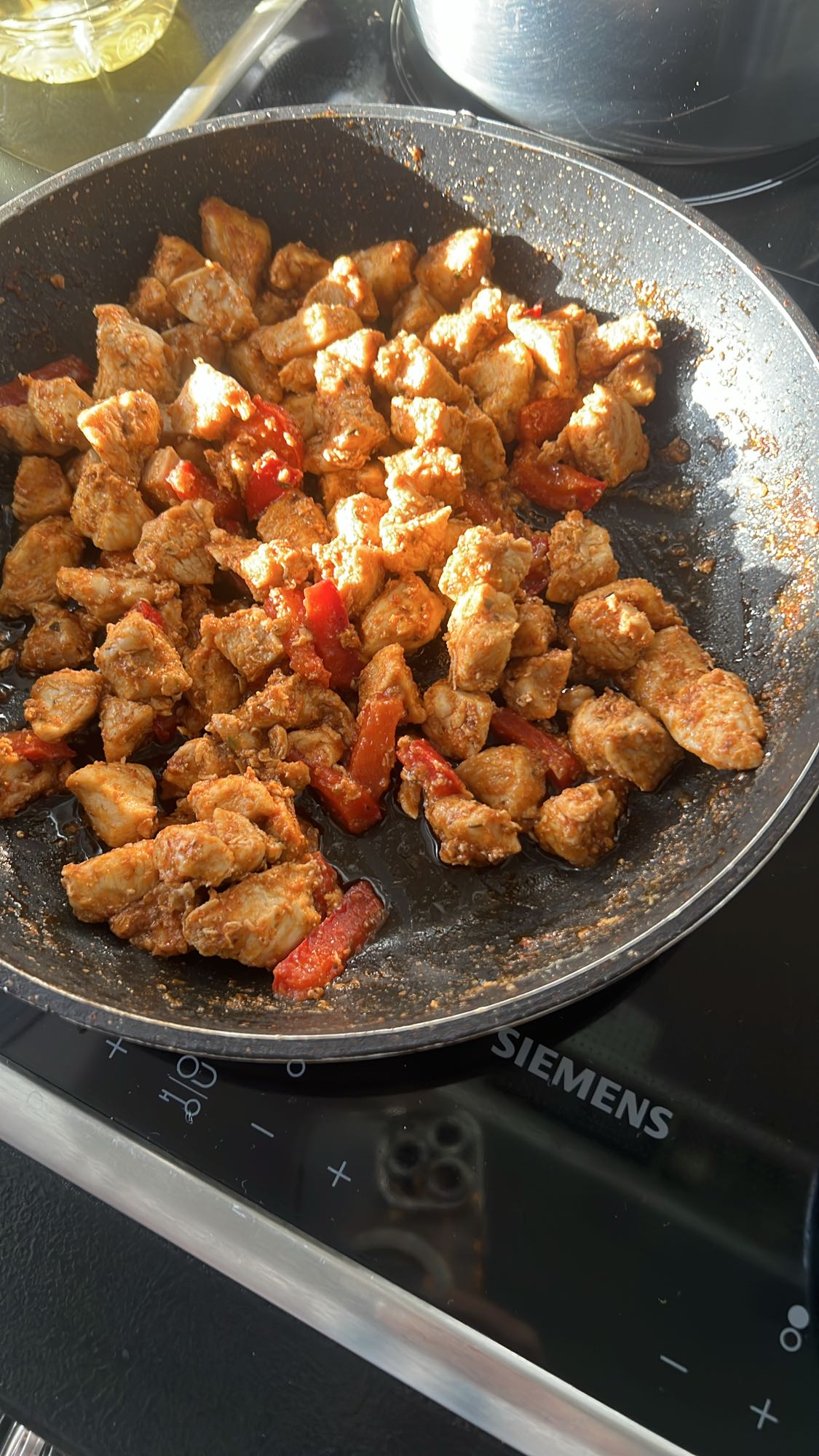 Gebratene Hähnchenpfanne