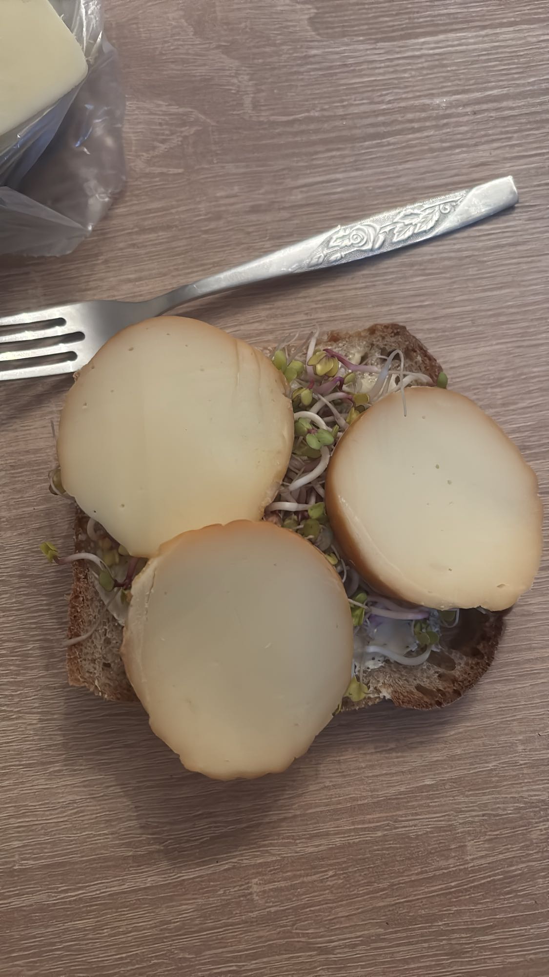 Kanapka z serem wędzonym