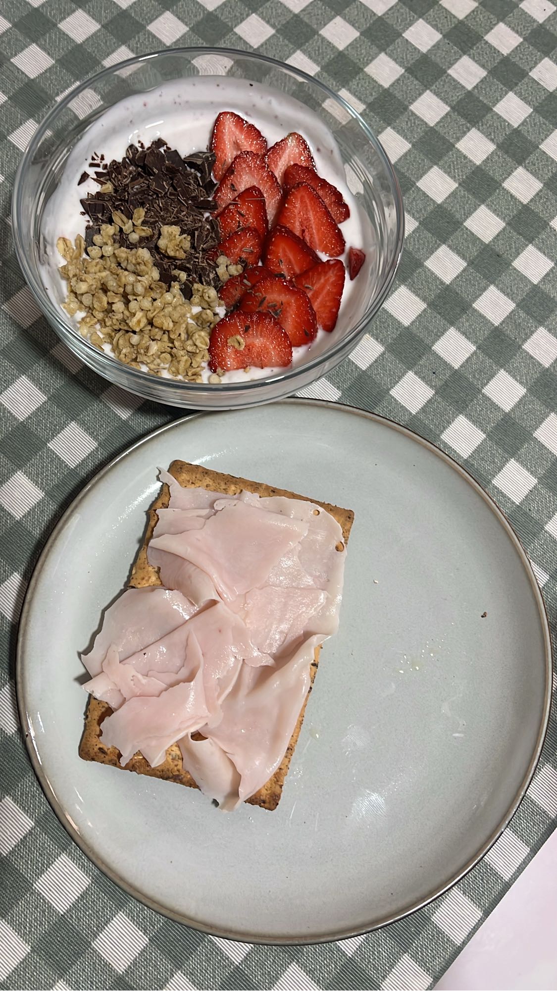 Yogur con fresas y tostada