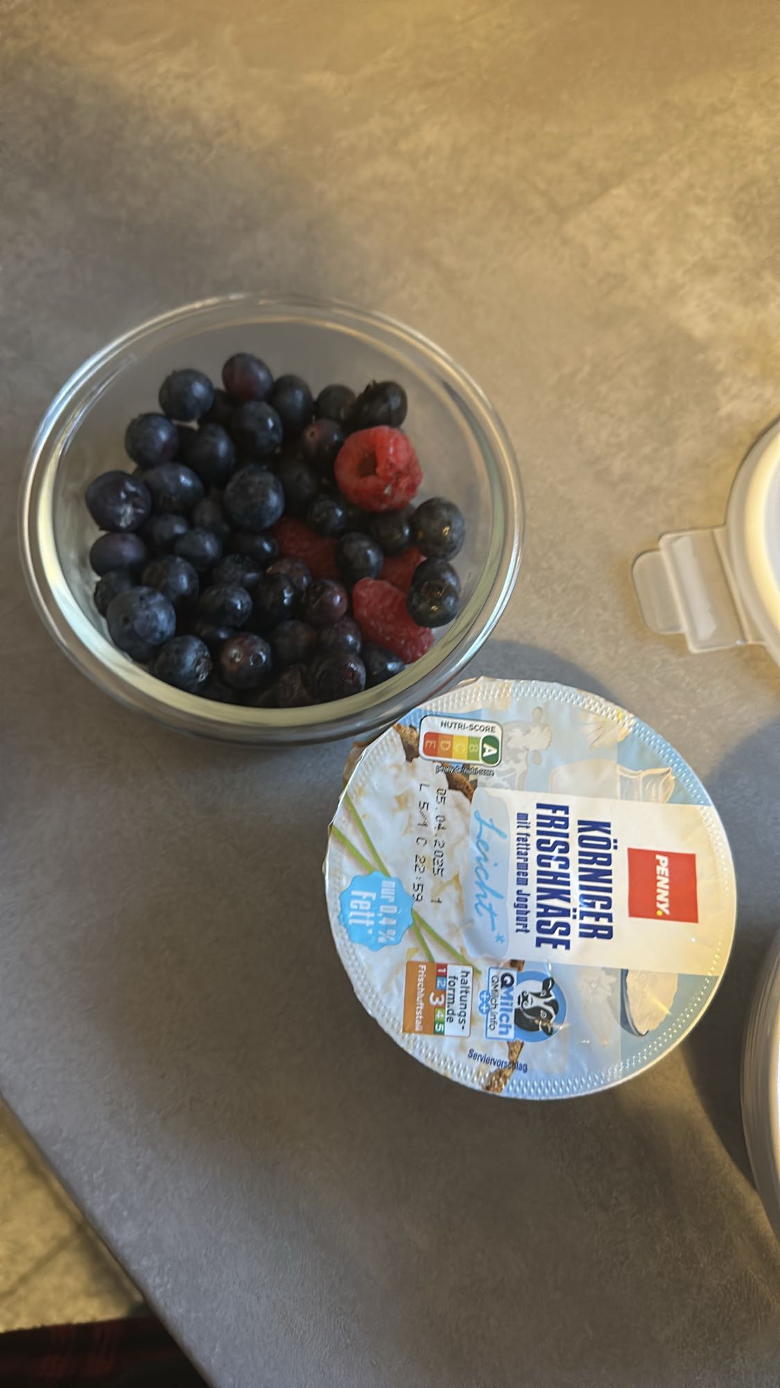 Hüttenkäse mit Beeren