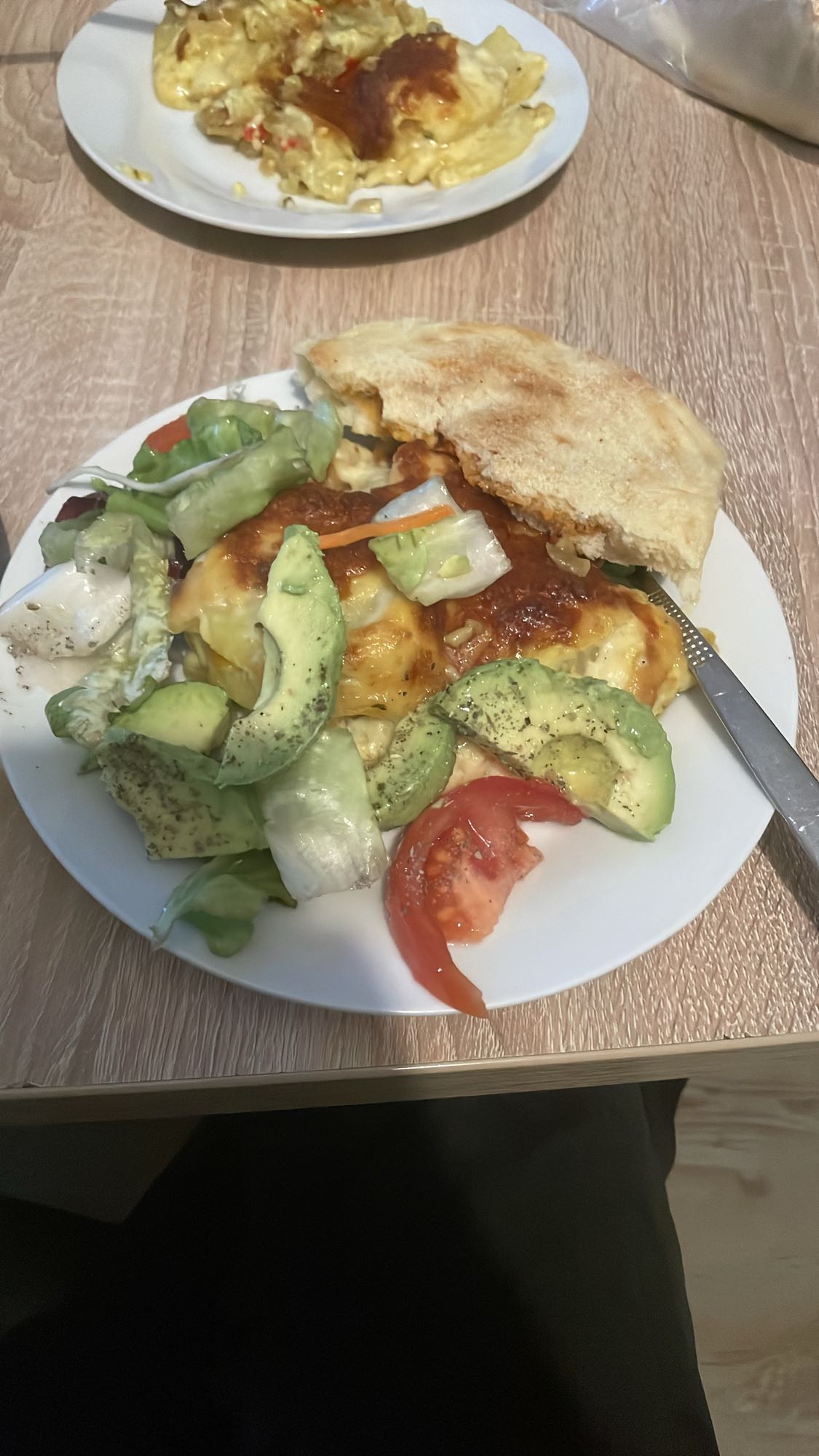 Überbackenes Brot mit Salat