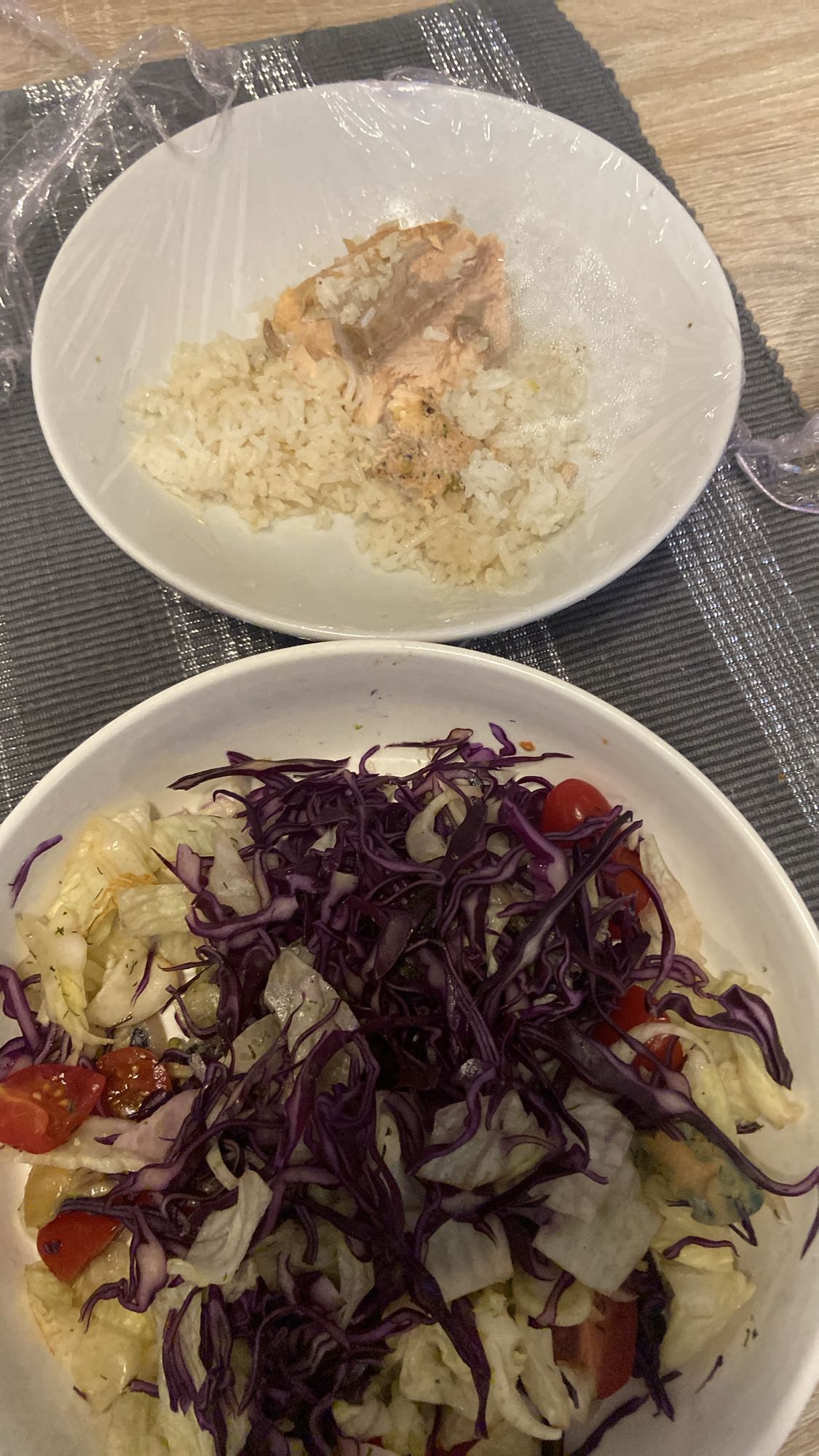 Saumon avec riz et salade