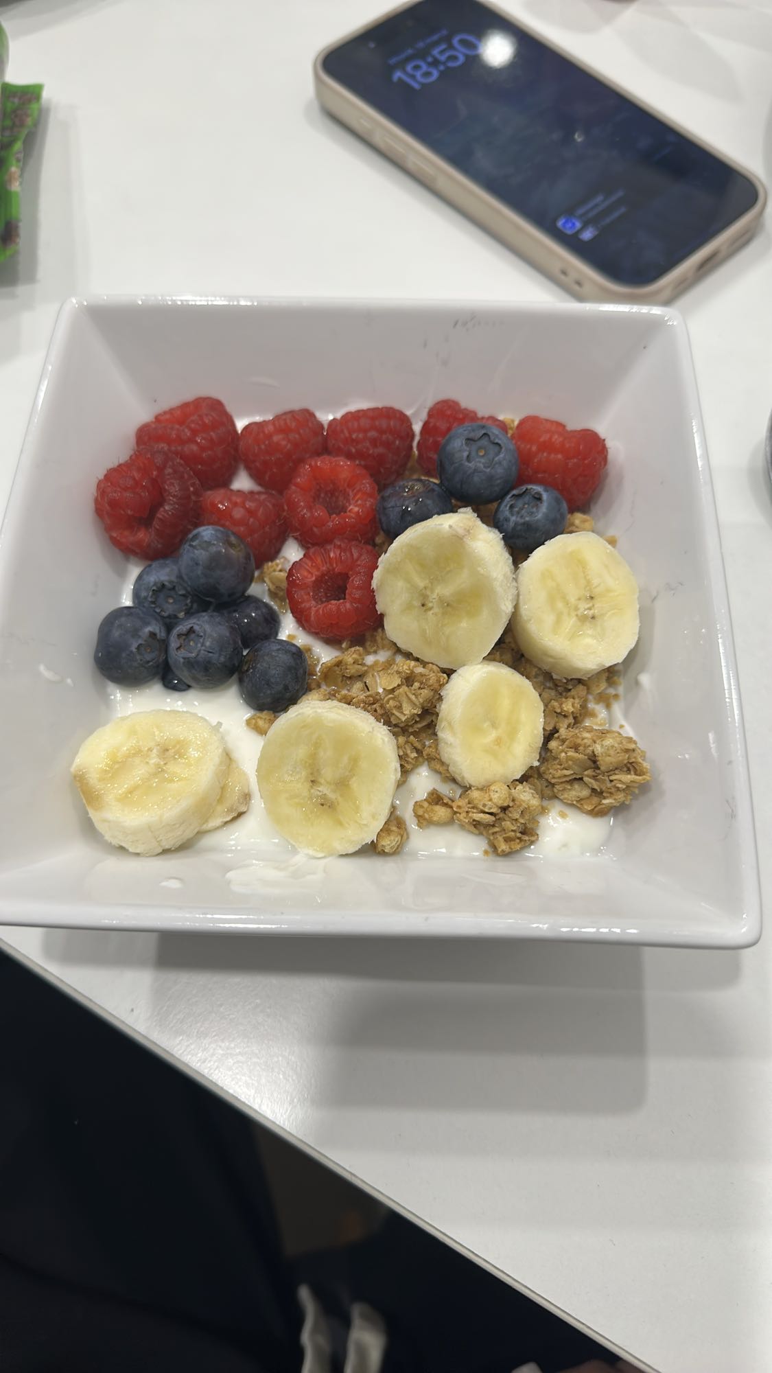 Jogurt z owocami i granolą