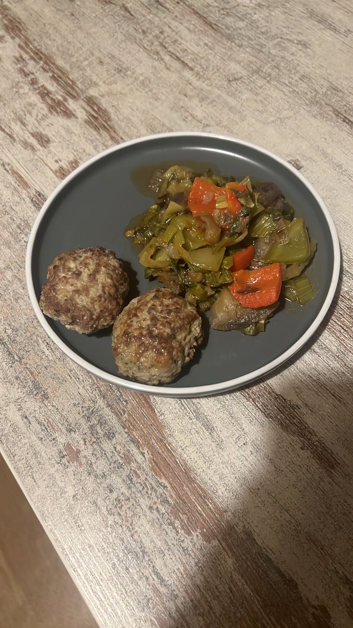 Frikadellen mit Gemüse