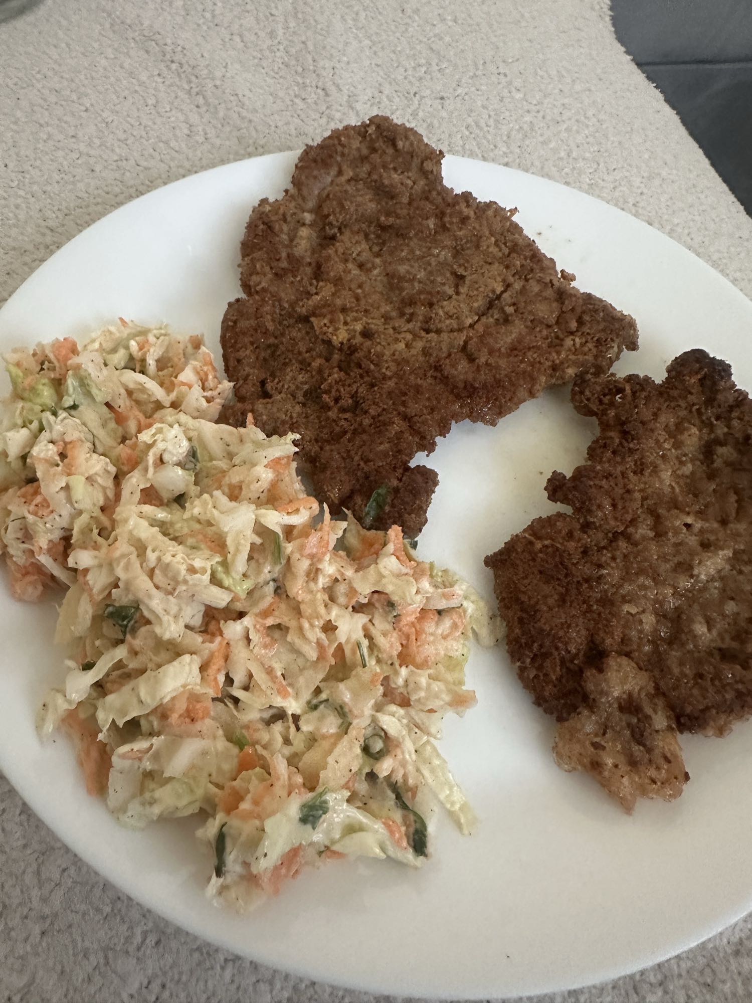 Kotlet schabowy z surówką