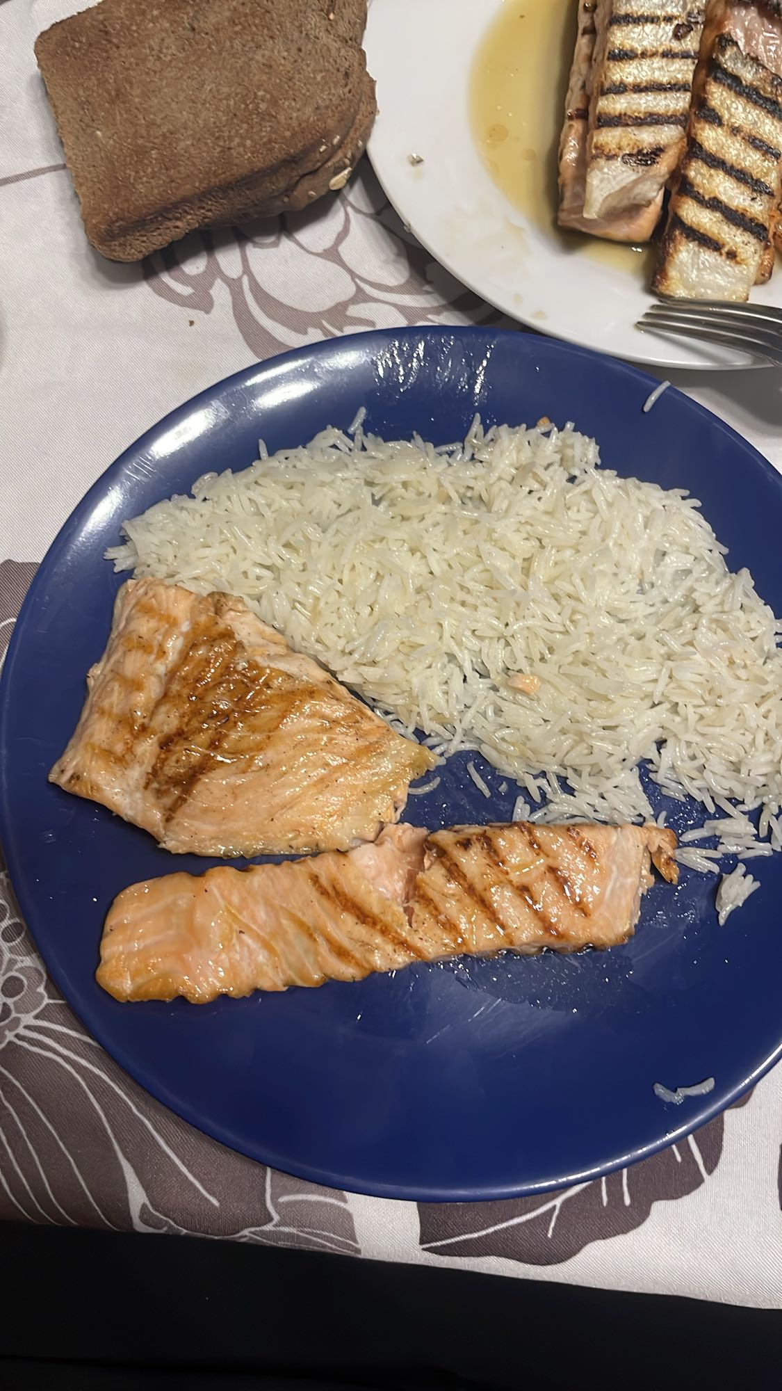 Saumon grillé avec riz