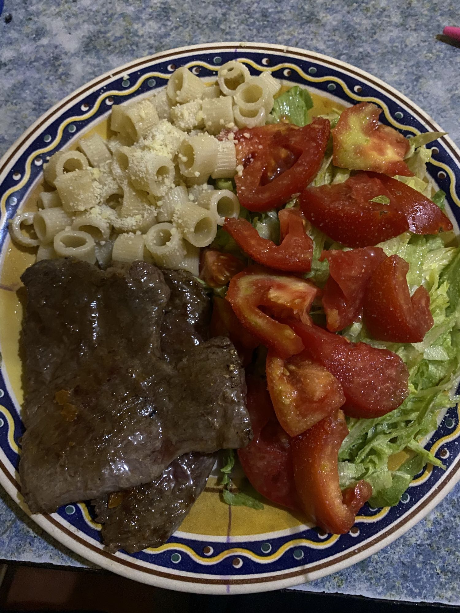 Plato de carne y ensalada