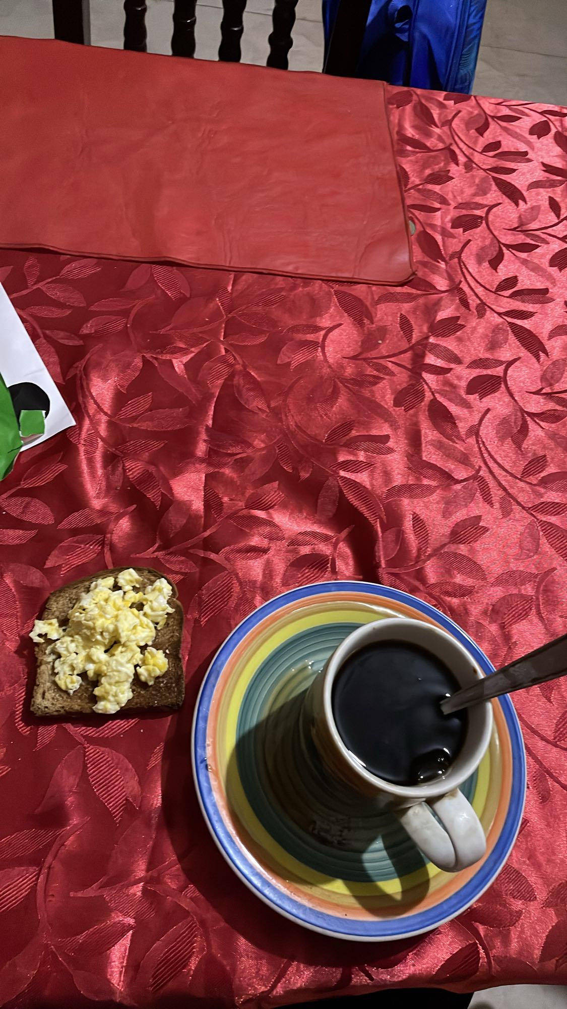 Tostada con huevo y café