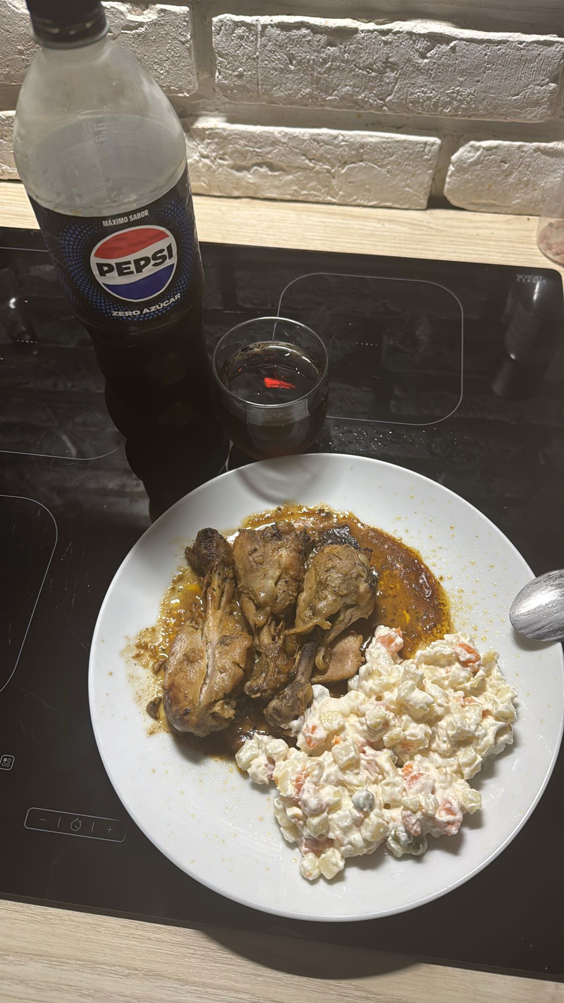 Pollo con ensalada rusa