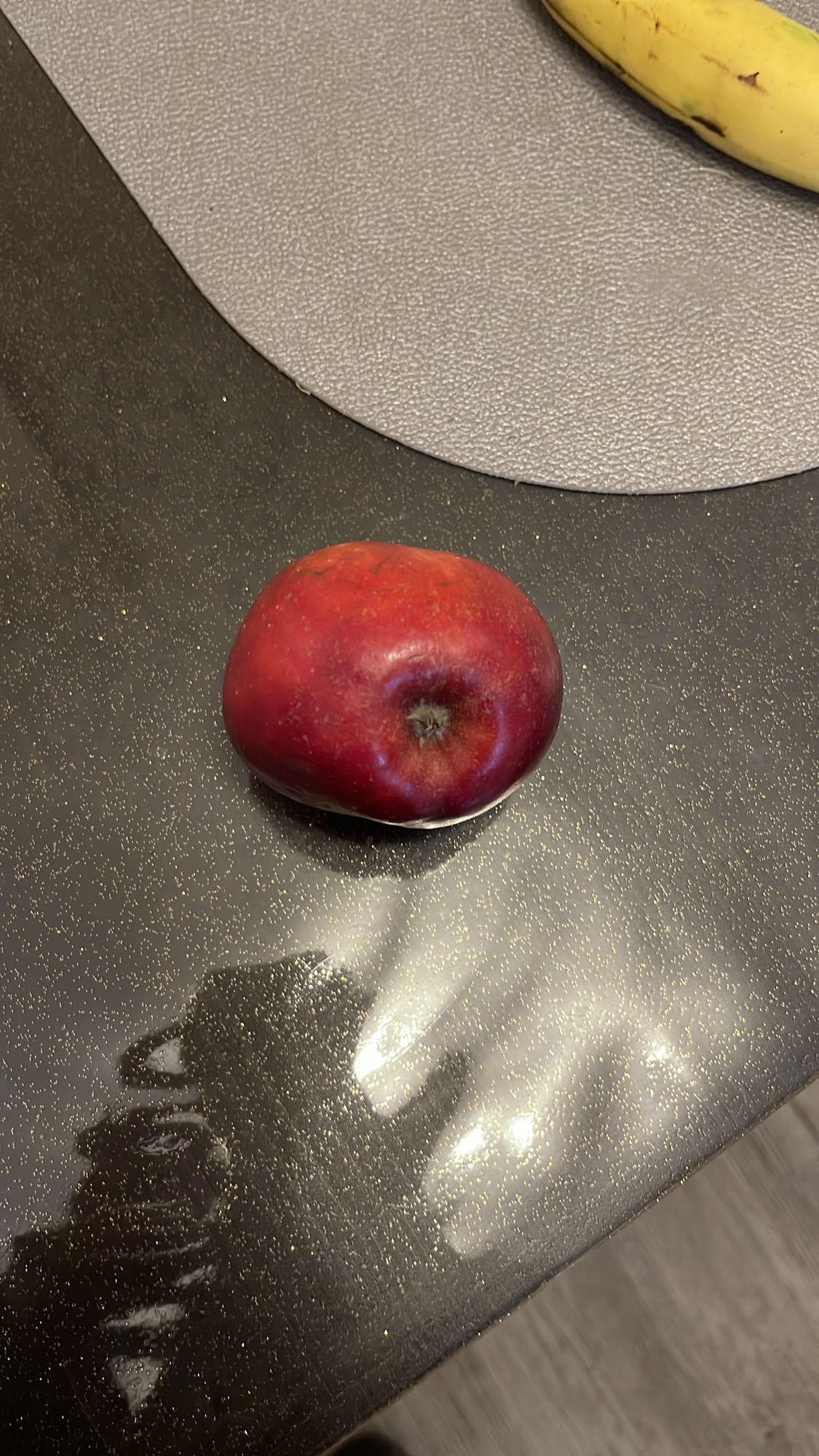 Красное яблоко