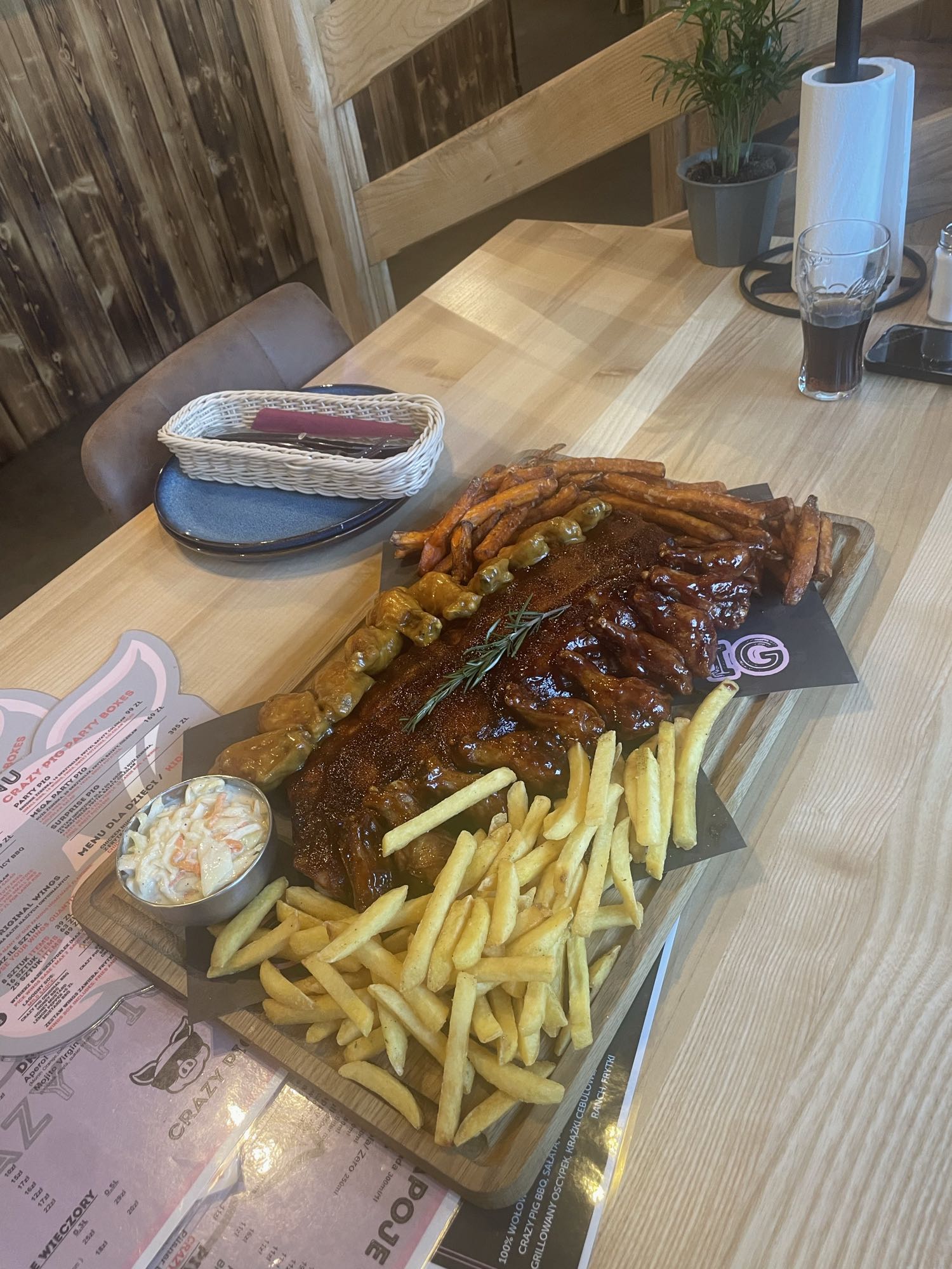 Żeberka BBQ z frytkami