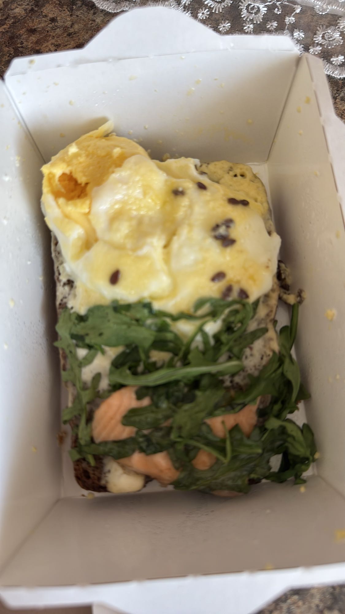 Сэндвич с яйцом и лососем