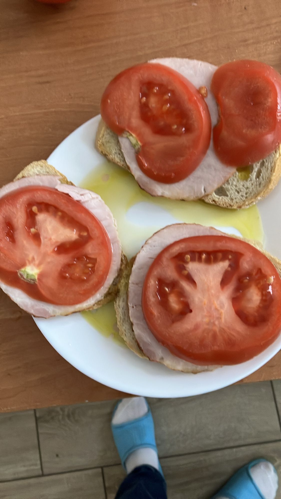 Kanapki z szynką i pomidorem