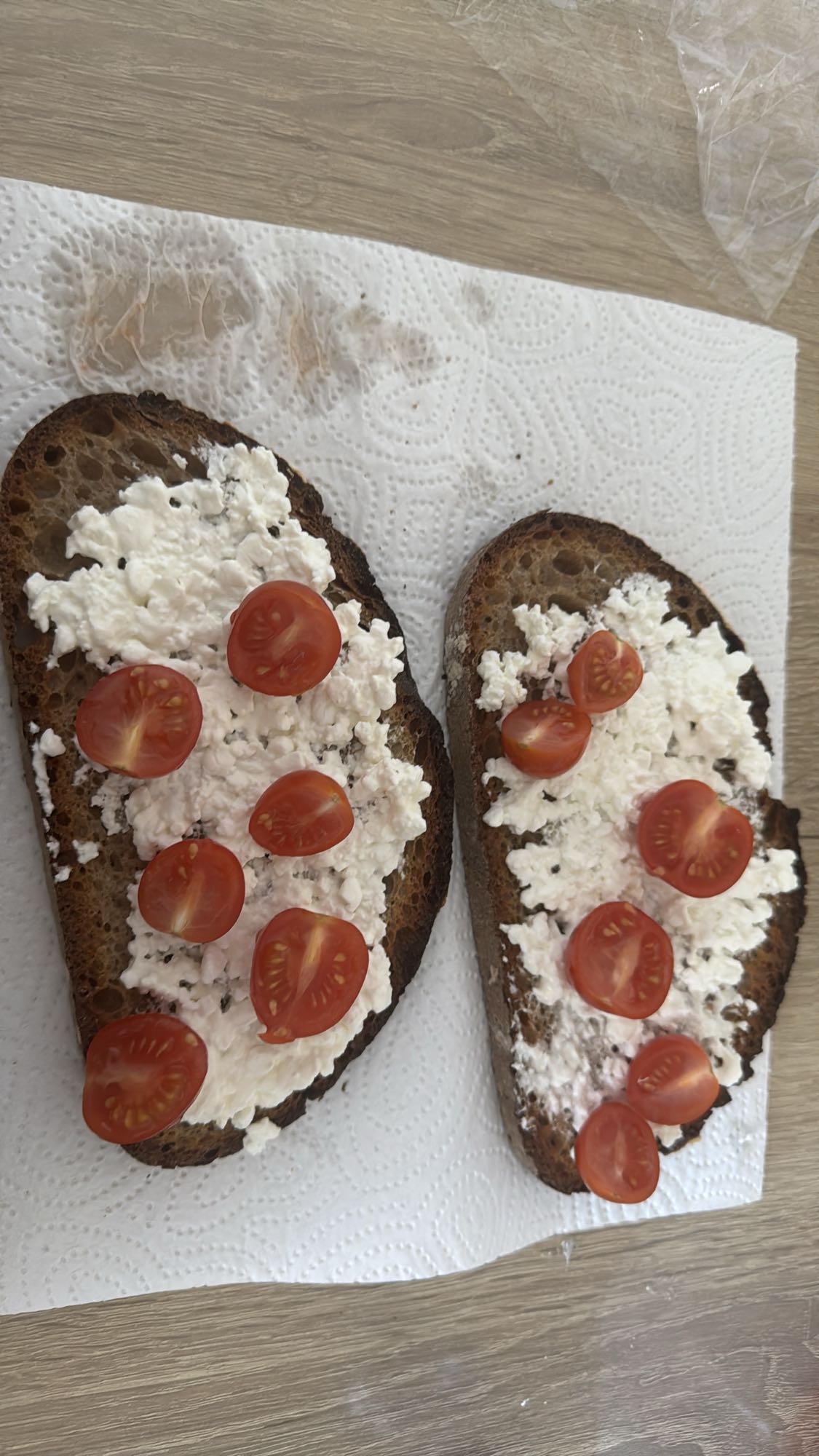 Brot mit Hüttenkäse