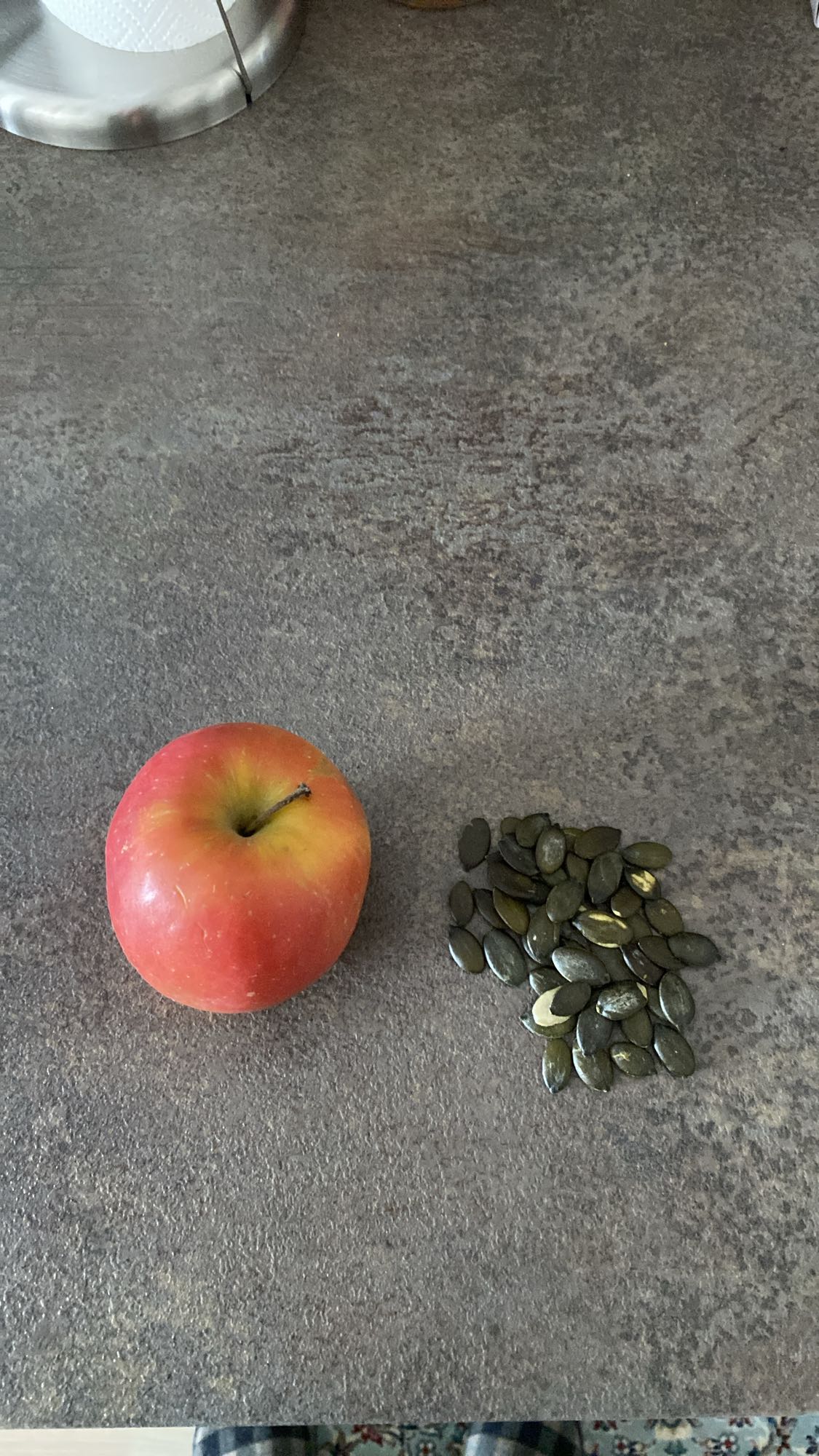 Apfel mit Kürbiskernen