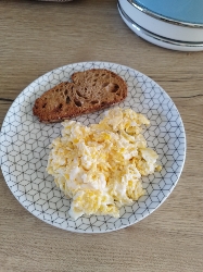 Oeufs brouillés et pain