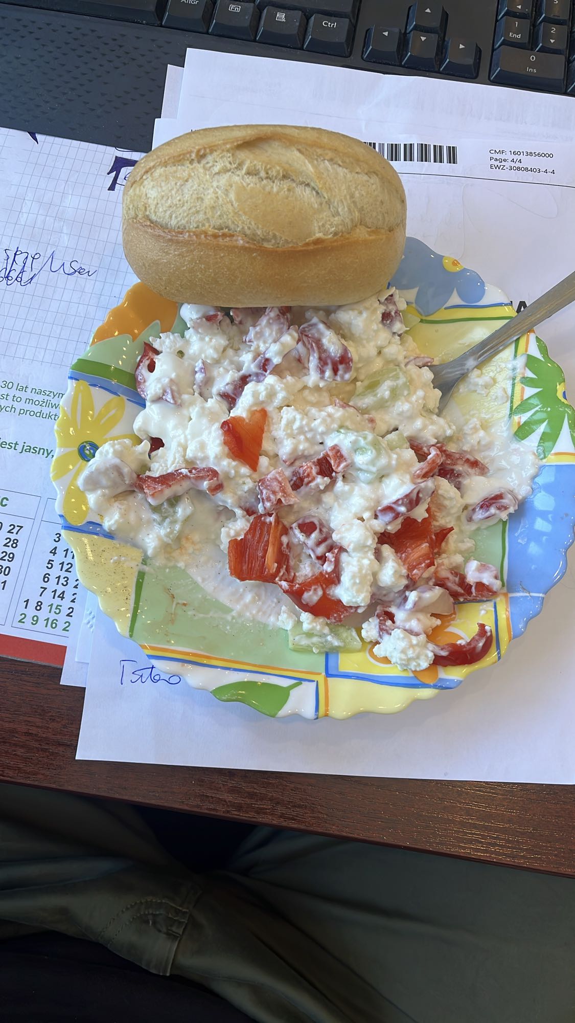 Twaróg z warzywami i bułką