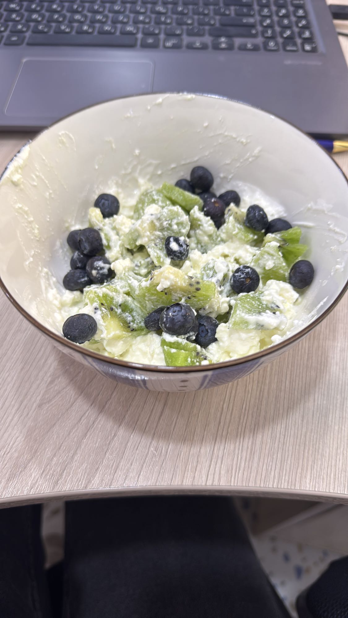 Творог с фруктами