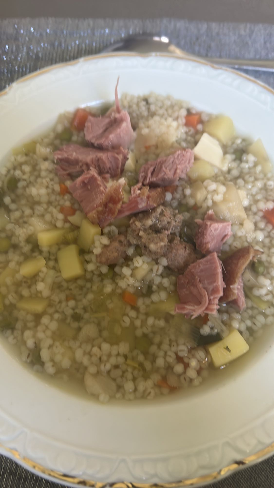 Graupensuppe mit Rindfleisch