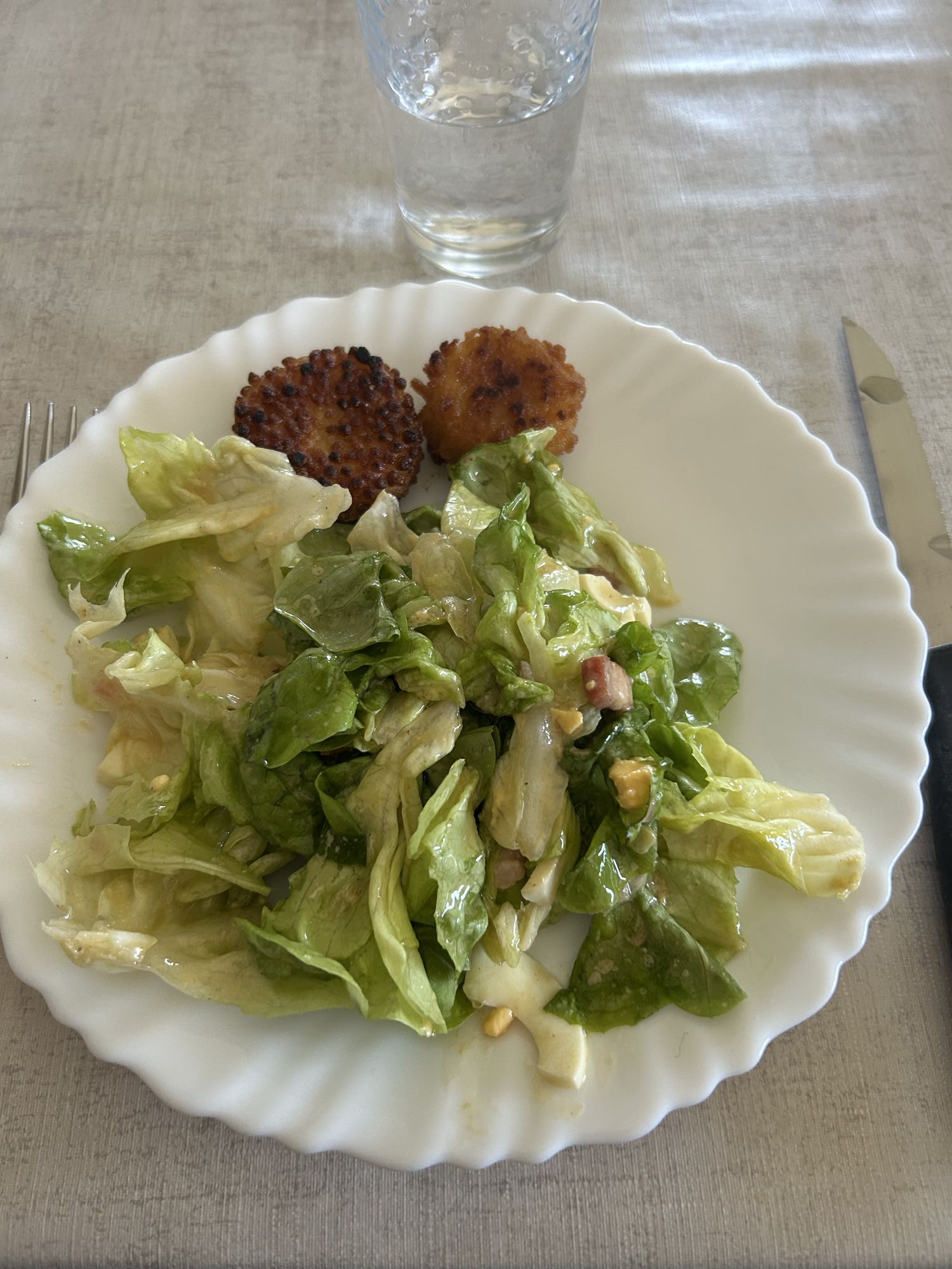 Salade César et croquettes
