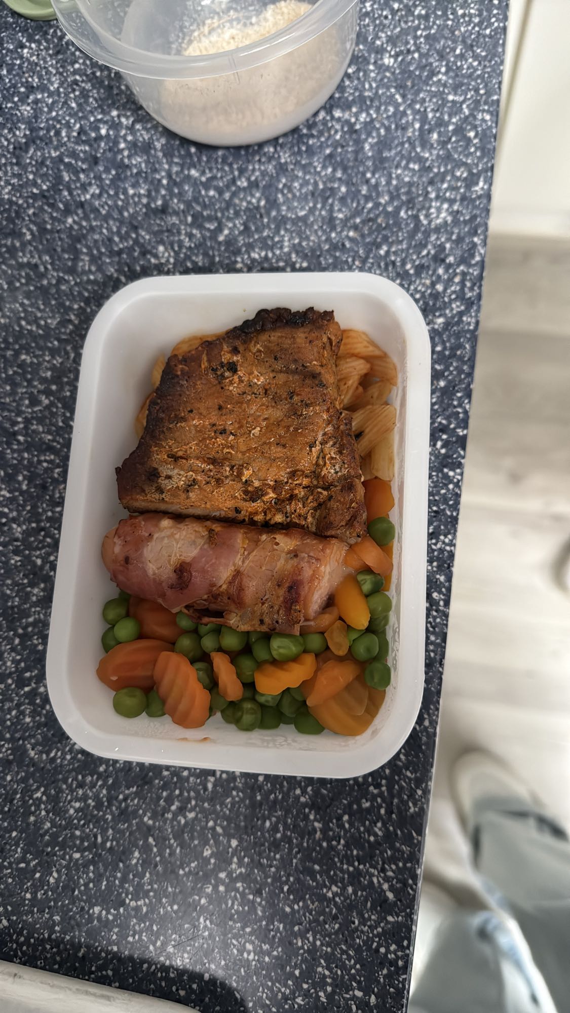 Gegrilltes Fleisch mit Gemüse